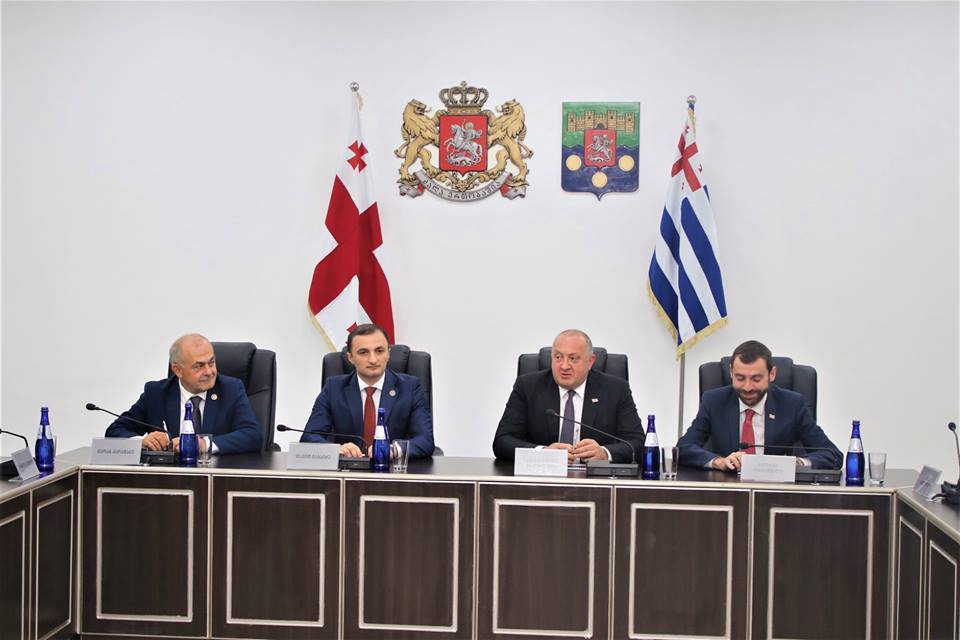 უმაღლეს საბჭოში პრეზიდენტთან კონსულტაციები დასრულდა