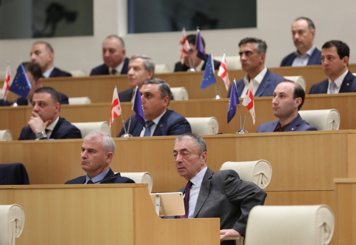 დავით გაბაიძე, პარლამენტში, პრემიერ-მინისტრის ანგარიშის მოსმენას დაესწრო