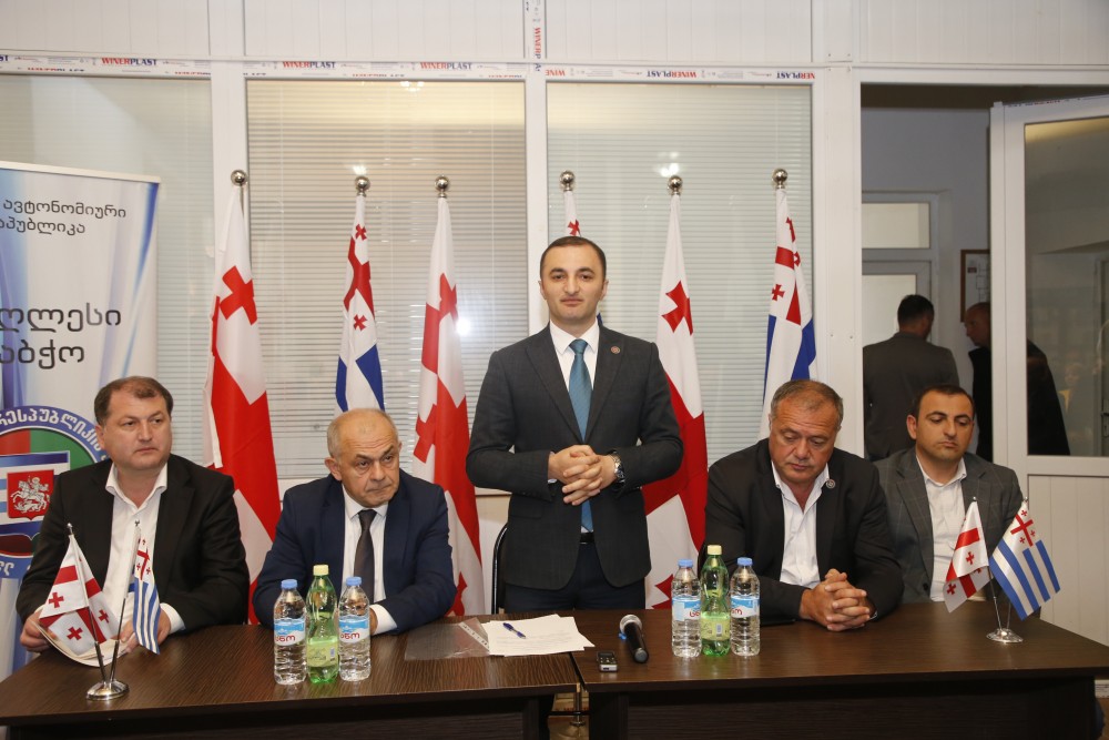 ხულოსა და შუახევში წარჩინებულ მოსწავლეებს კომპიუტერები გადასცეს