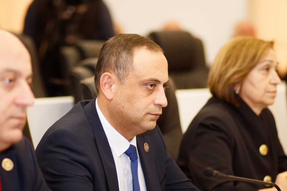 ახალარჩეული უმაღლესი საბჭოს პირველი სხდომა გაიმართა