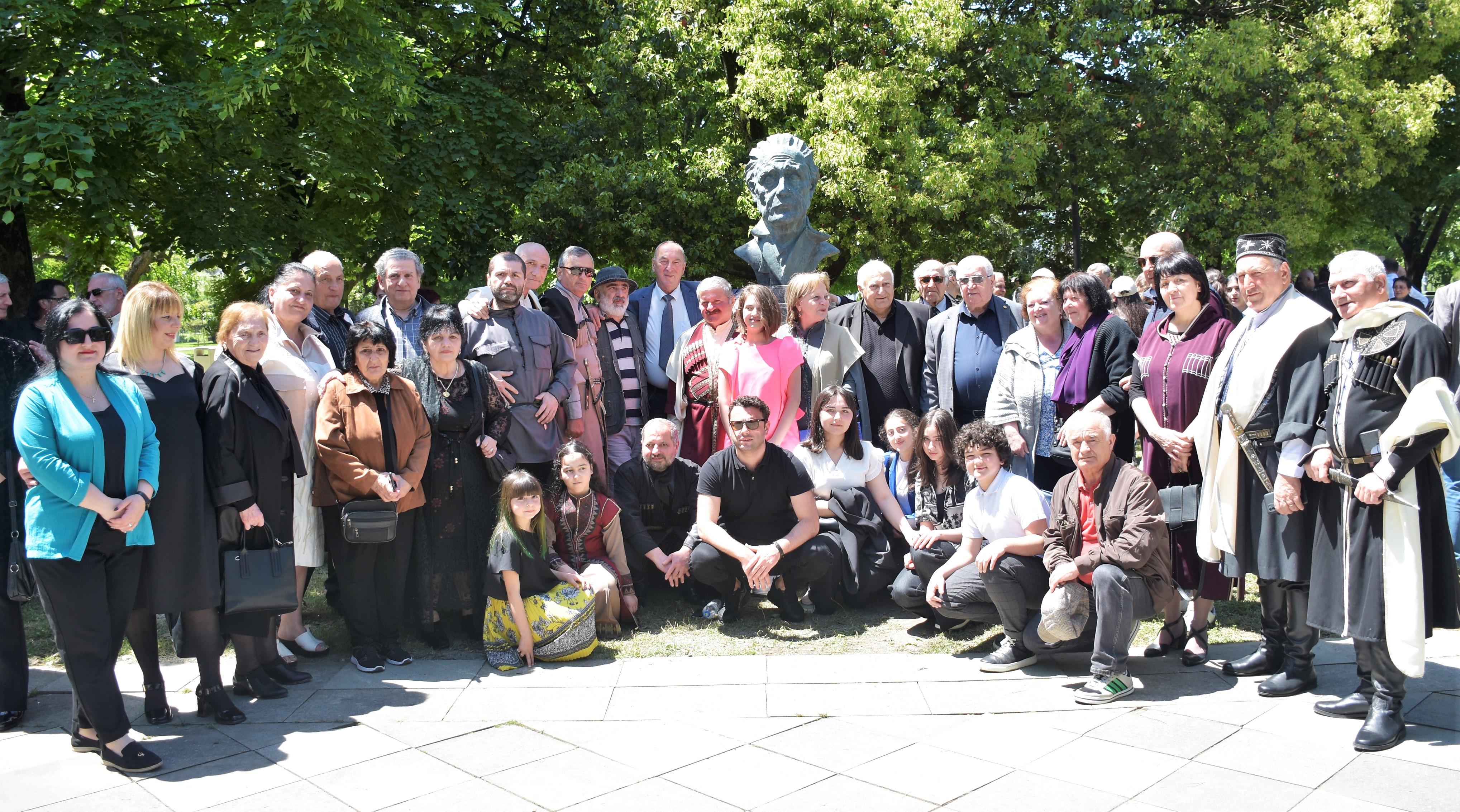  აჭარის მწერალთა სახლთან  ფრიდონ ხალვაშის ბიუსტი დადგეს