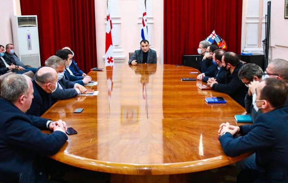 ტიტე აროშიძე და არჩილ ჩიქოვანი მერიის სერვისცენტრების მენეჯერებს და სტრუქტურული ერთეულების ხელმძღვანელებს შეხვდნენ