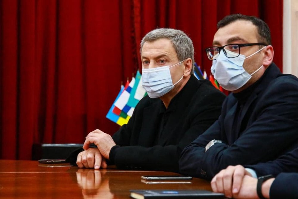 ტიტე აროშიძე და არჩილ ჩიქოვანი მერიის სერვისცენტრების მენეჯერებს  და სტრუქტურული ერთეულების ხელმძღვანელებს შეხვდნენ     