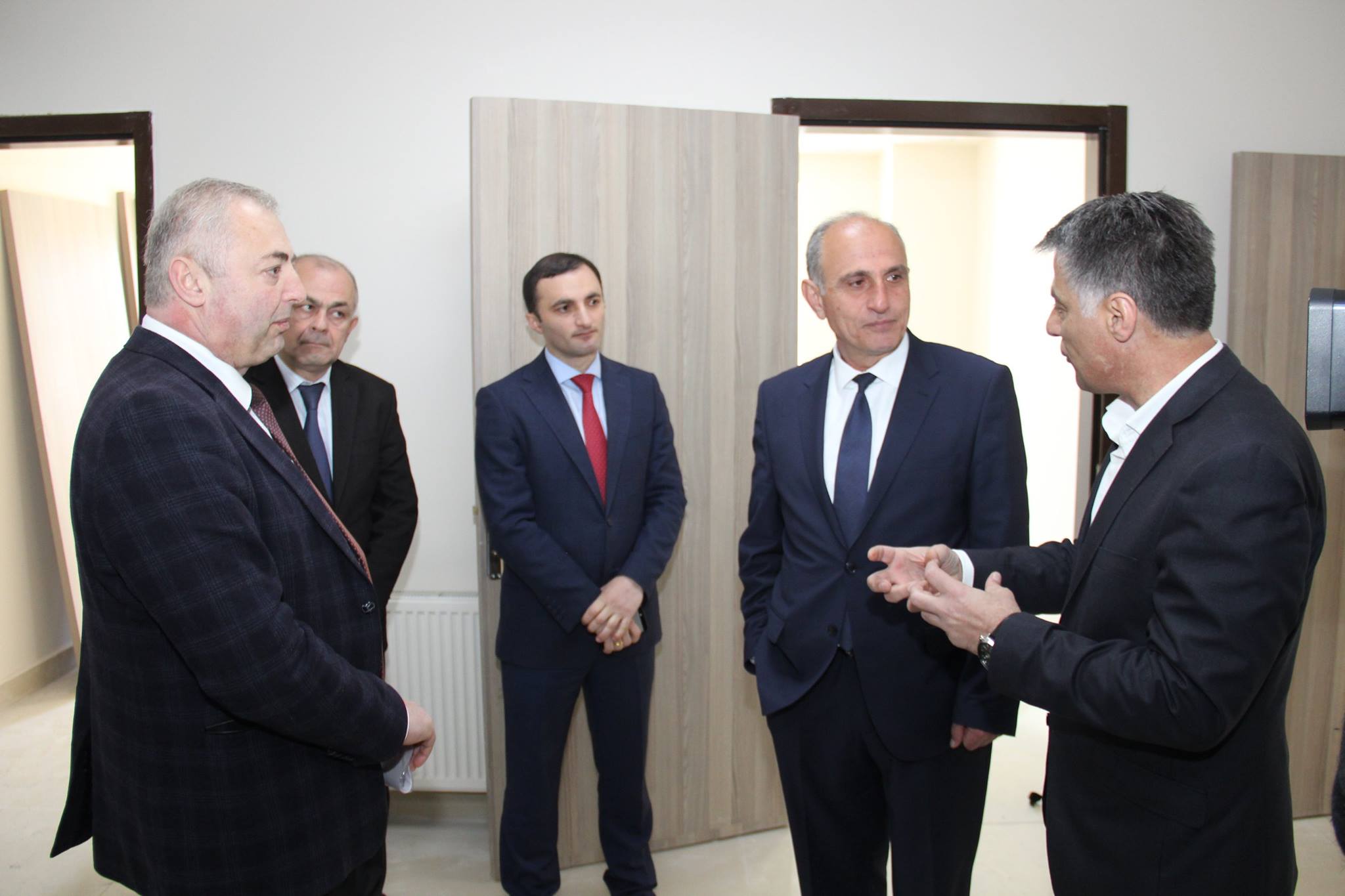 დეპუტატებმა რეაბილიტირებული საავადმყოფო დაათვალიერეს