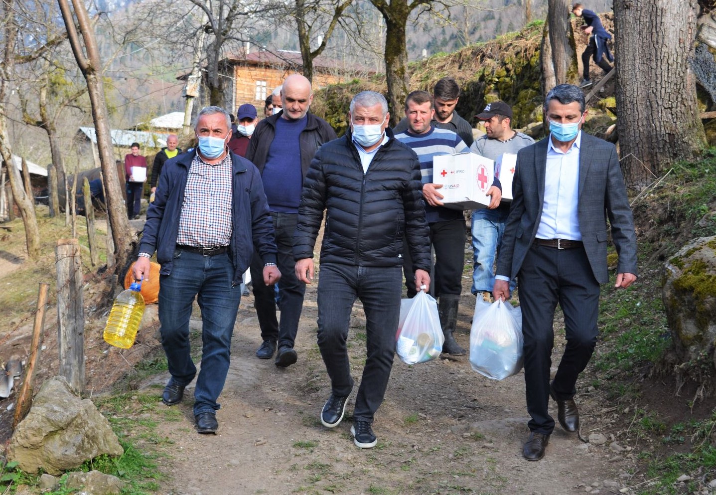 ფრიდონ ფუტკარაძემ ხანძრით დაზარალებული ოჯახები მოინახულა