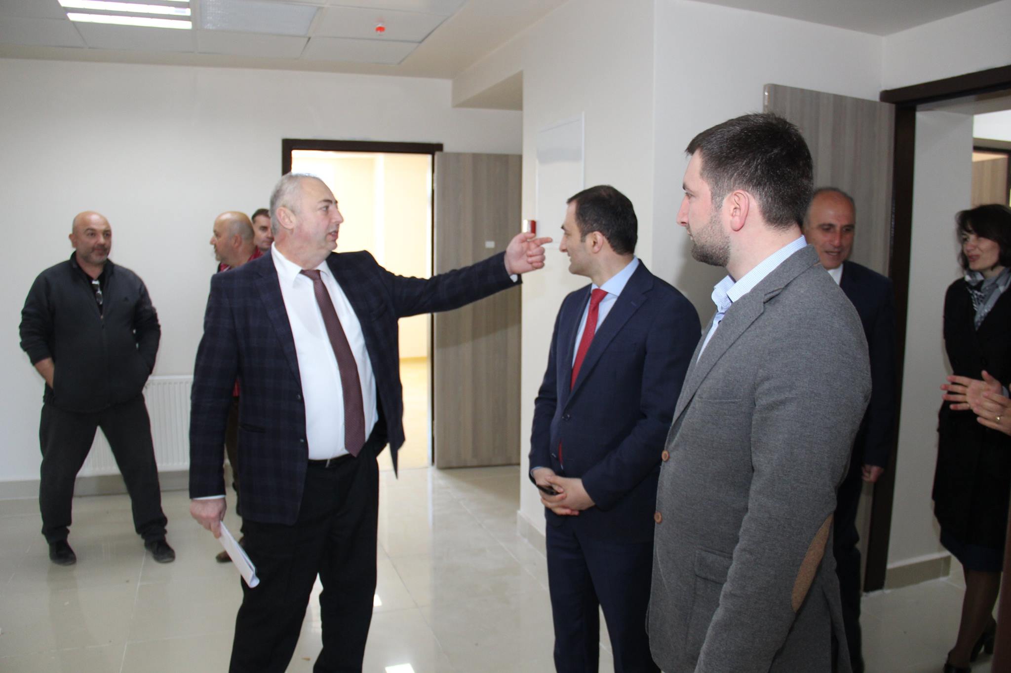 დეპუტატებმა რეაბილიტირებული საავადმყოფო დაათვალიერეს