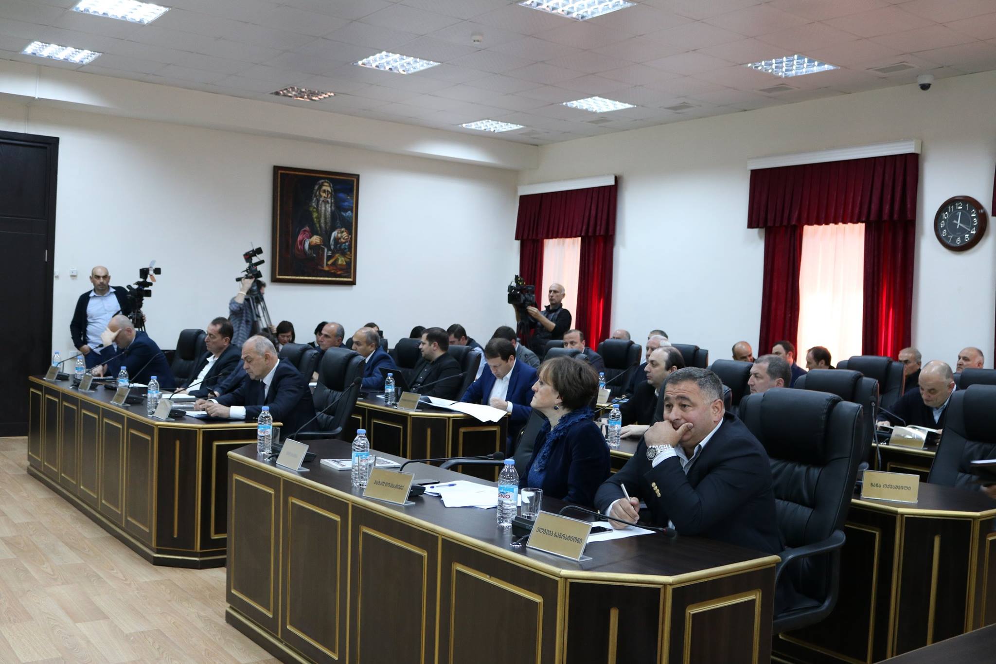 პლენარულ სხდომაზე სამი საკითხი განიხილეს