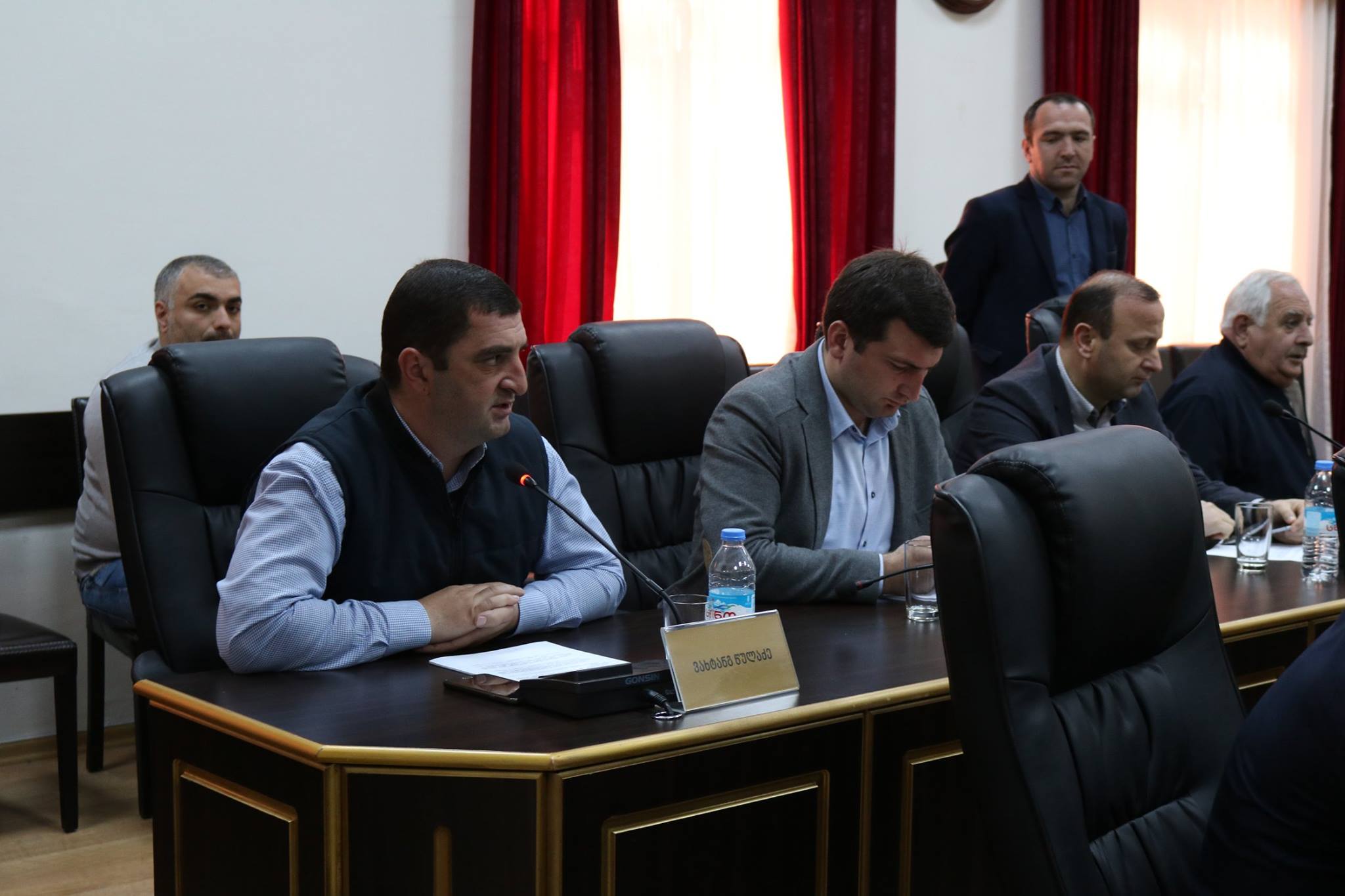 პლენარულ სხდომაზე სამი საკითხი განიხილეს