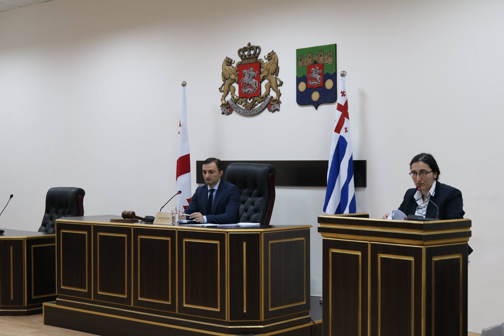 პლენარულ სხდომაზე სამი საკითხი განიხილეს