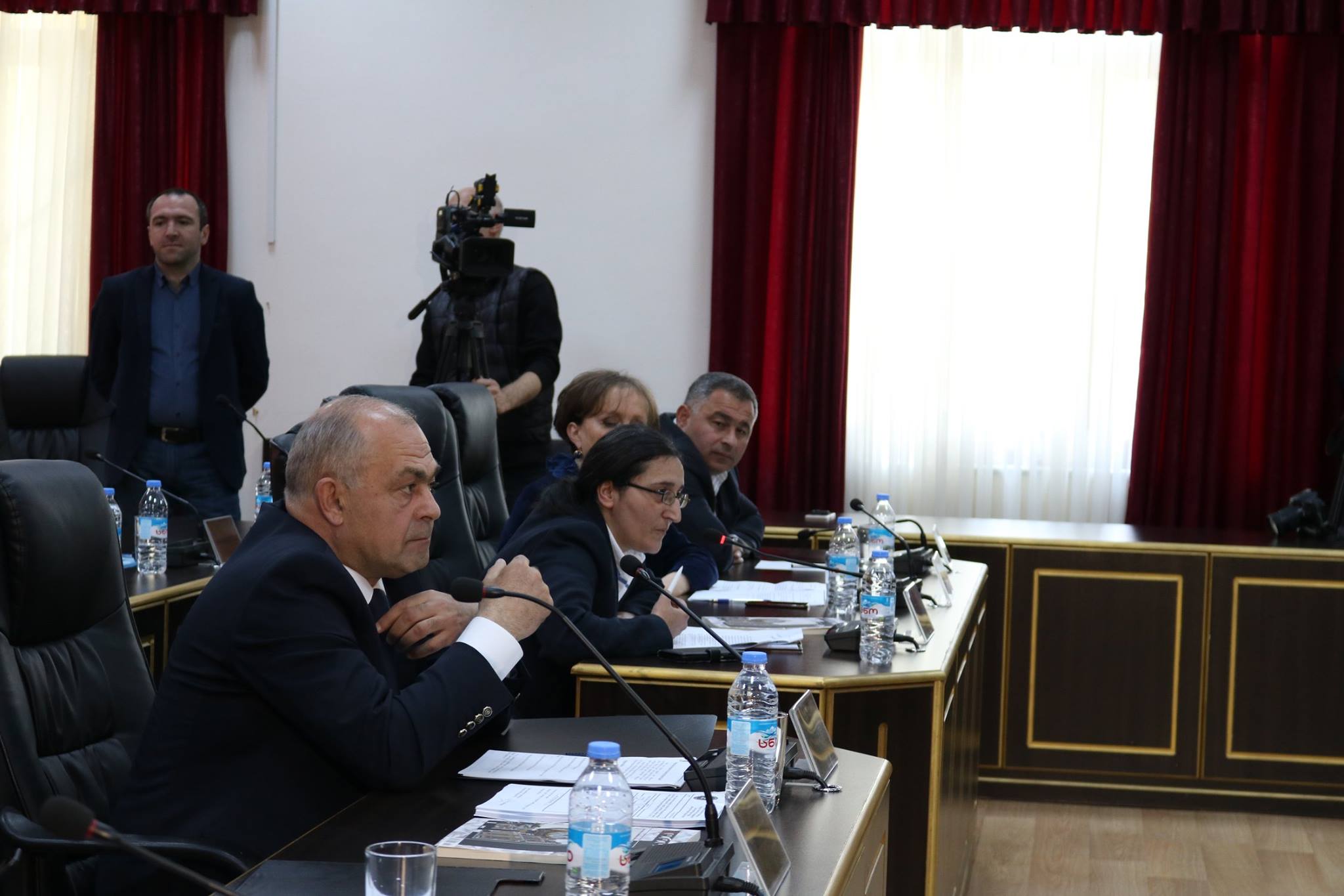 პლენარულ სხდომაზე სამი საკითხი განიხილეს