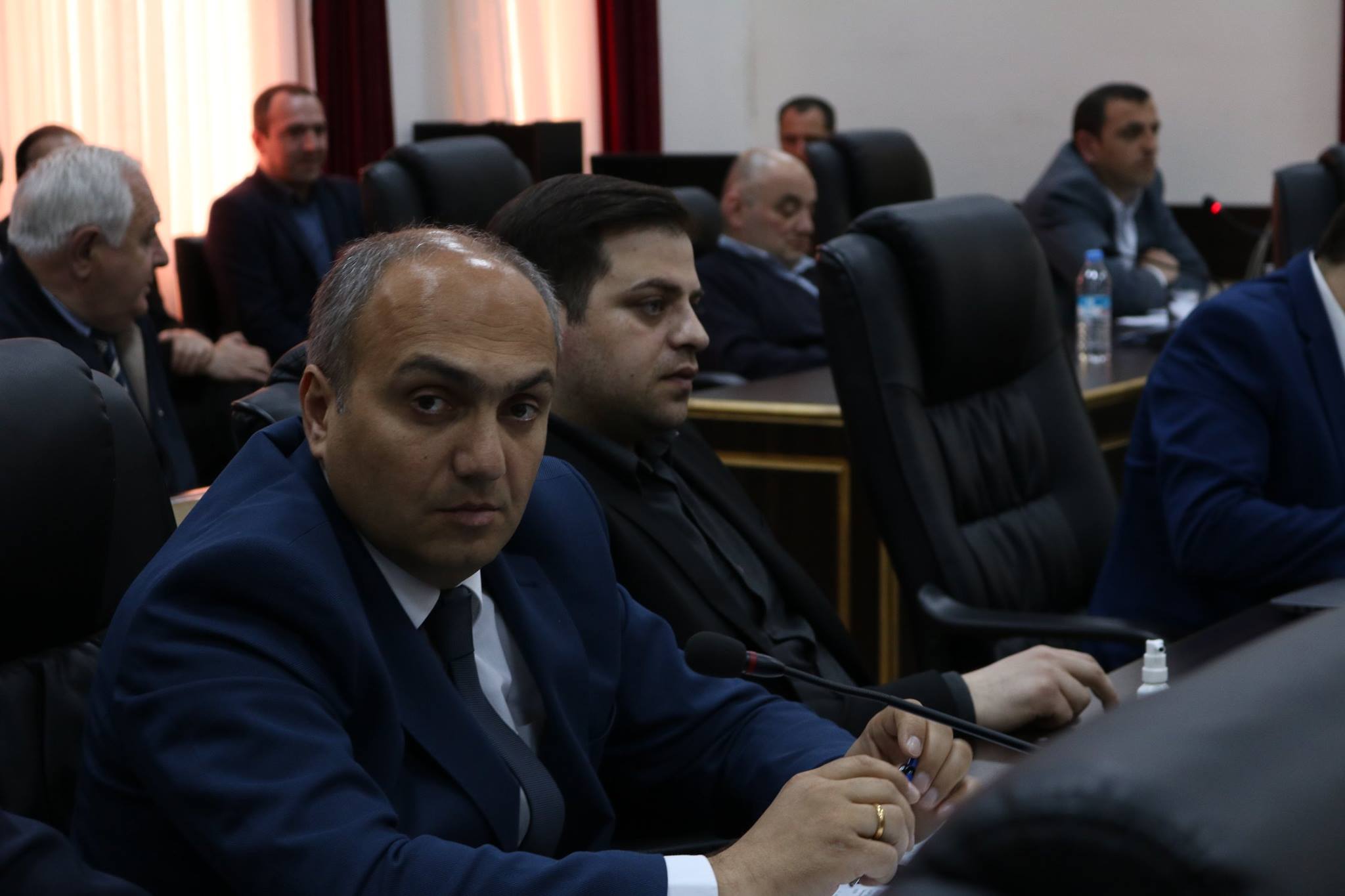 პლენარულ სხდომაზე სამი საკითხი განიხილეს