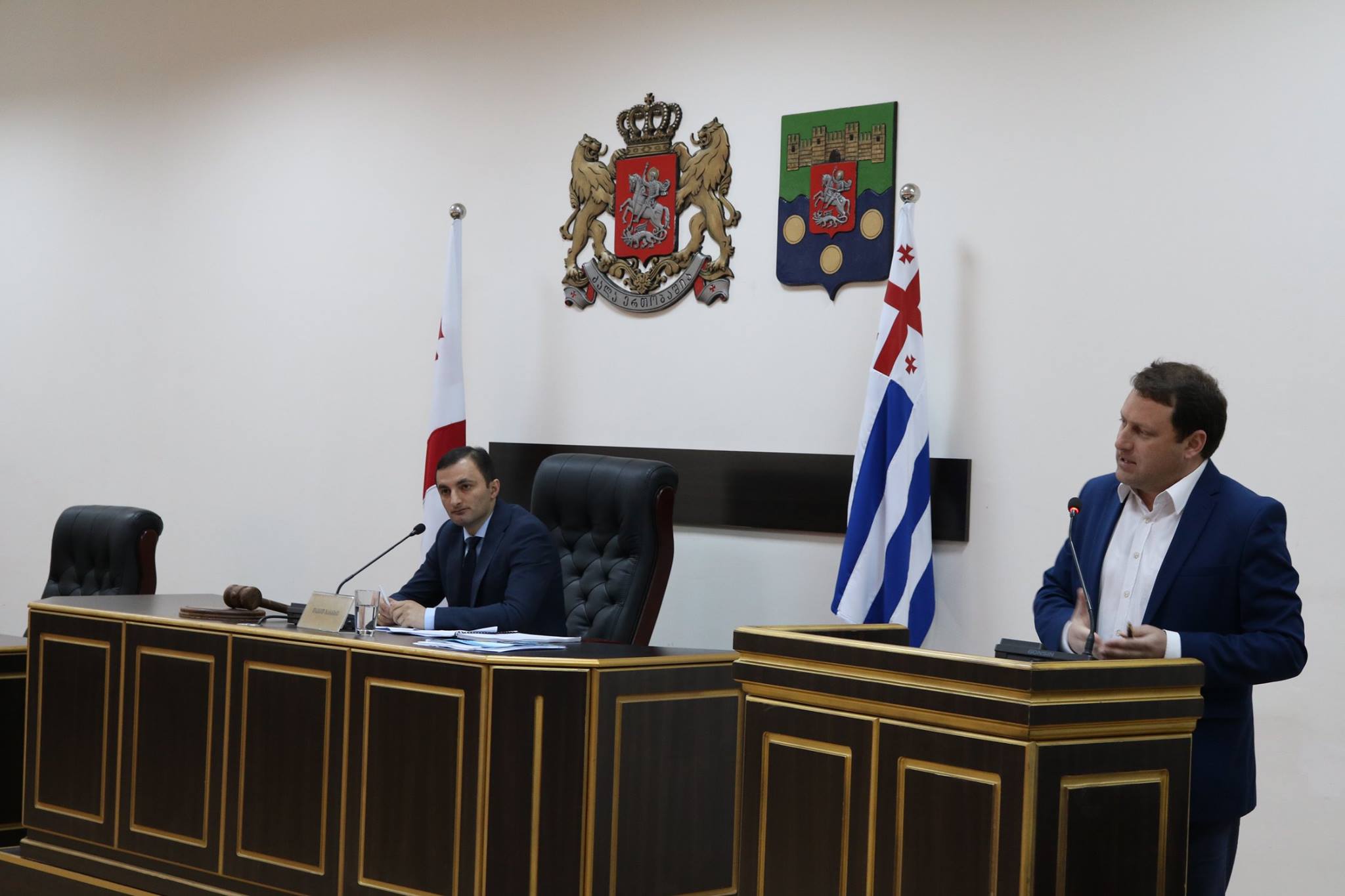 პლენარულ სხდომაზე სამი საკითხი განიხილეს