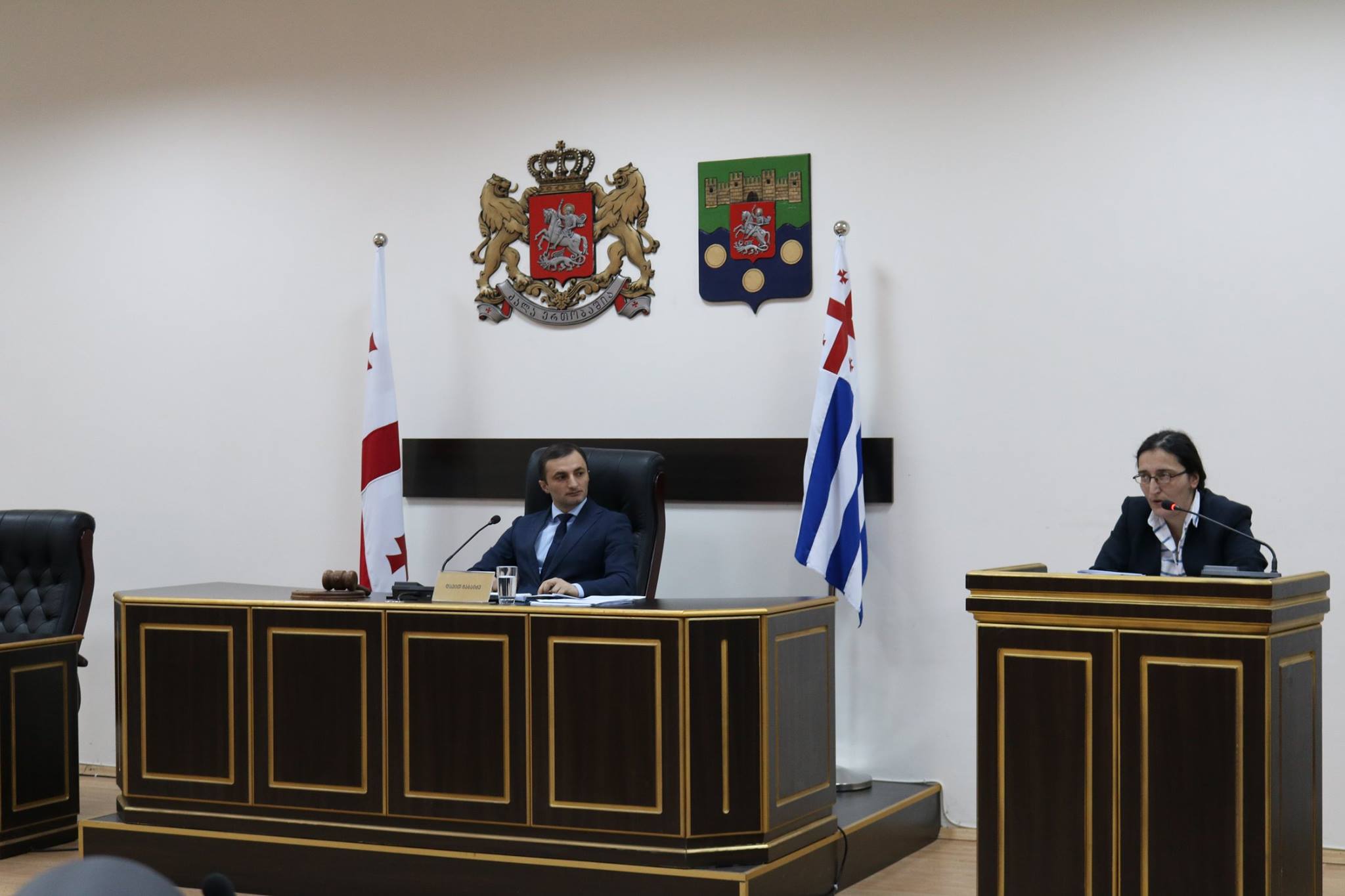 პლენარულ სხდომაზე სამი საკითხი განიხილეს