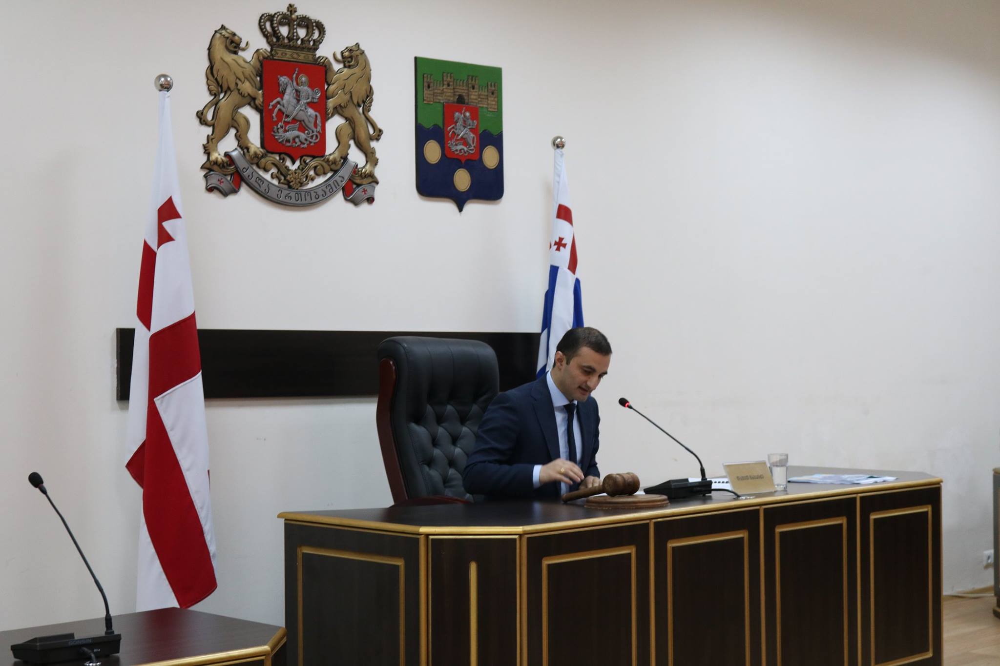 პლენარულ სხდომაზე სამი საკითხი განიხილეს