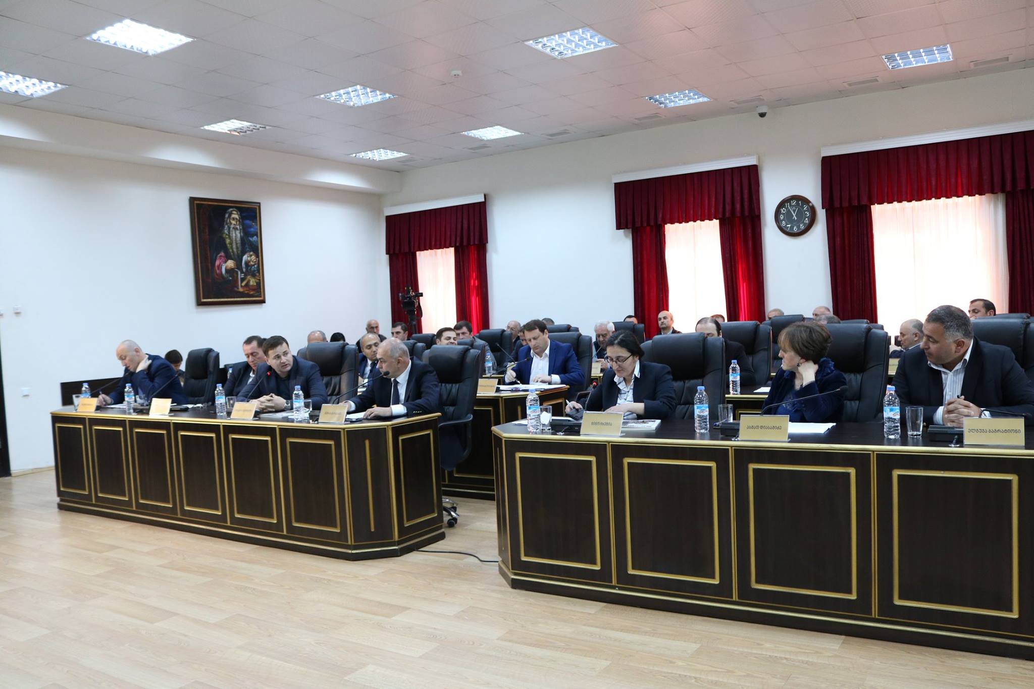 პლენარულ სხდომაზე სამი საკითხი განიხილეს