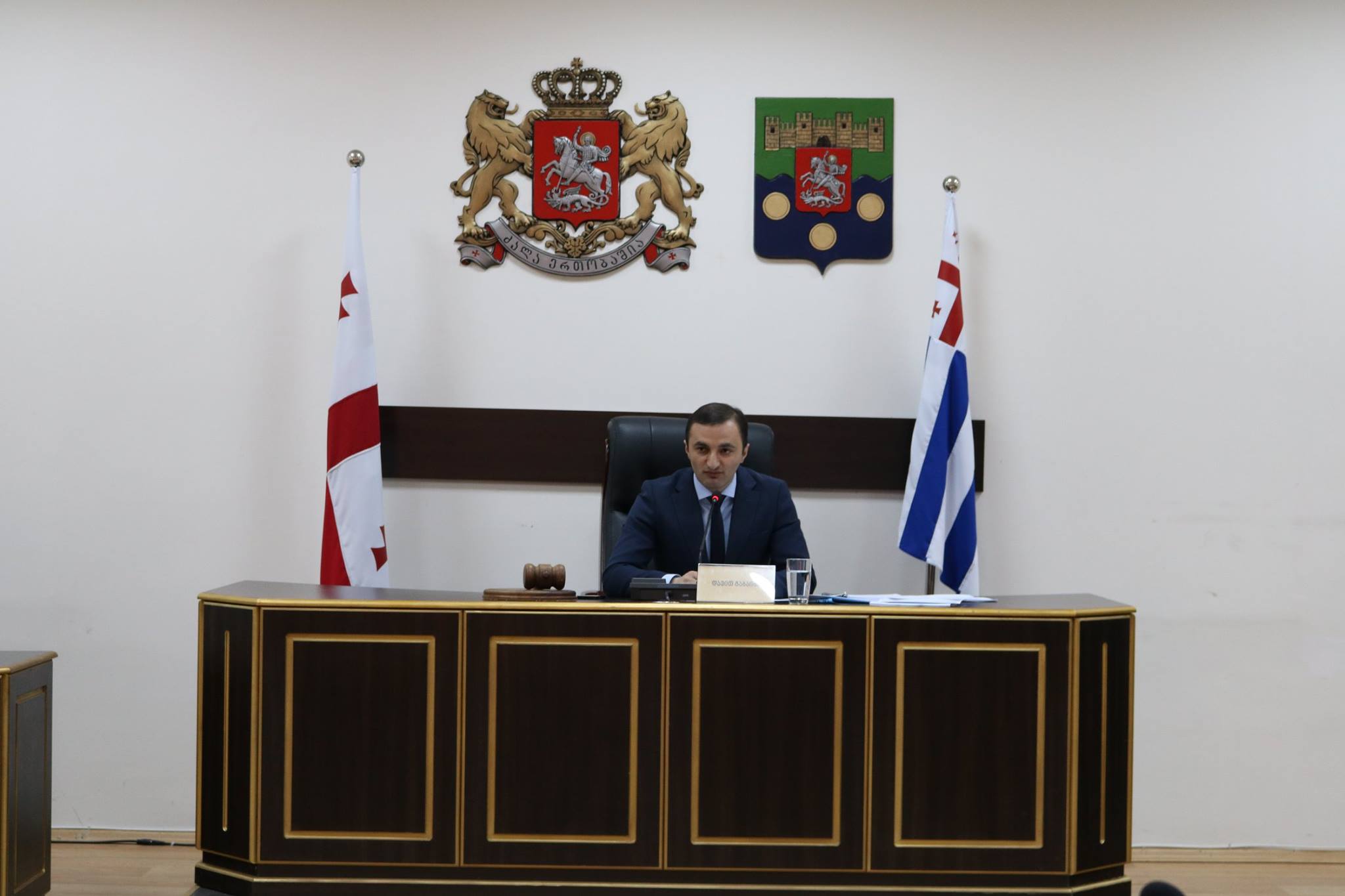 პლენარულ სხდომაზე სამი საკითხი განიხილეს