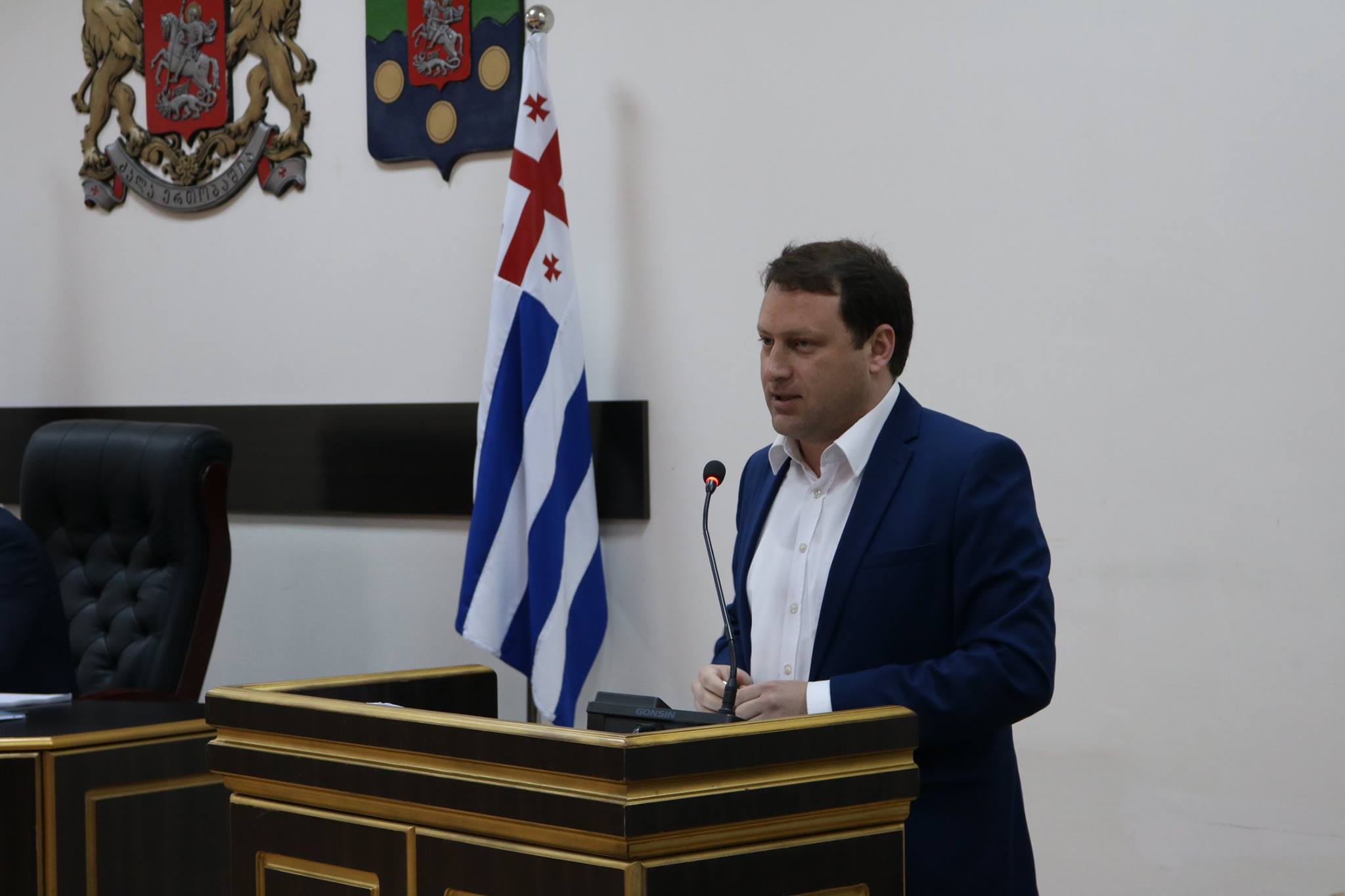 პლენარულ სხდომაზე სამი საკითხი განიხილეს