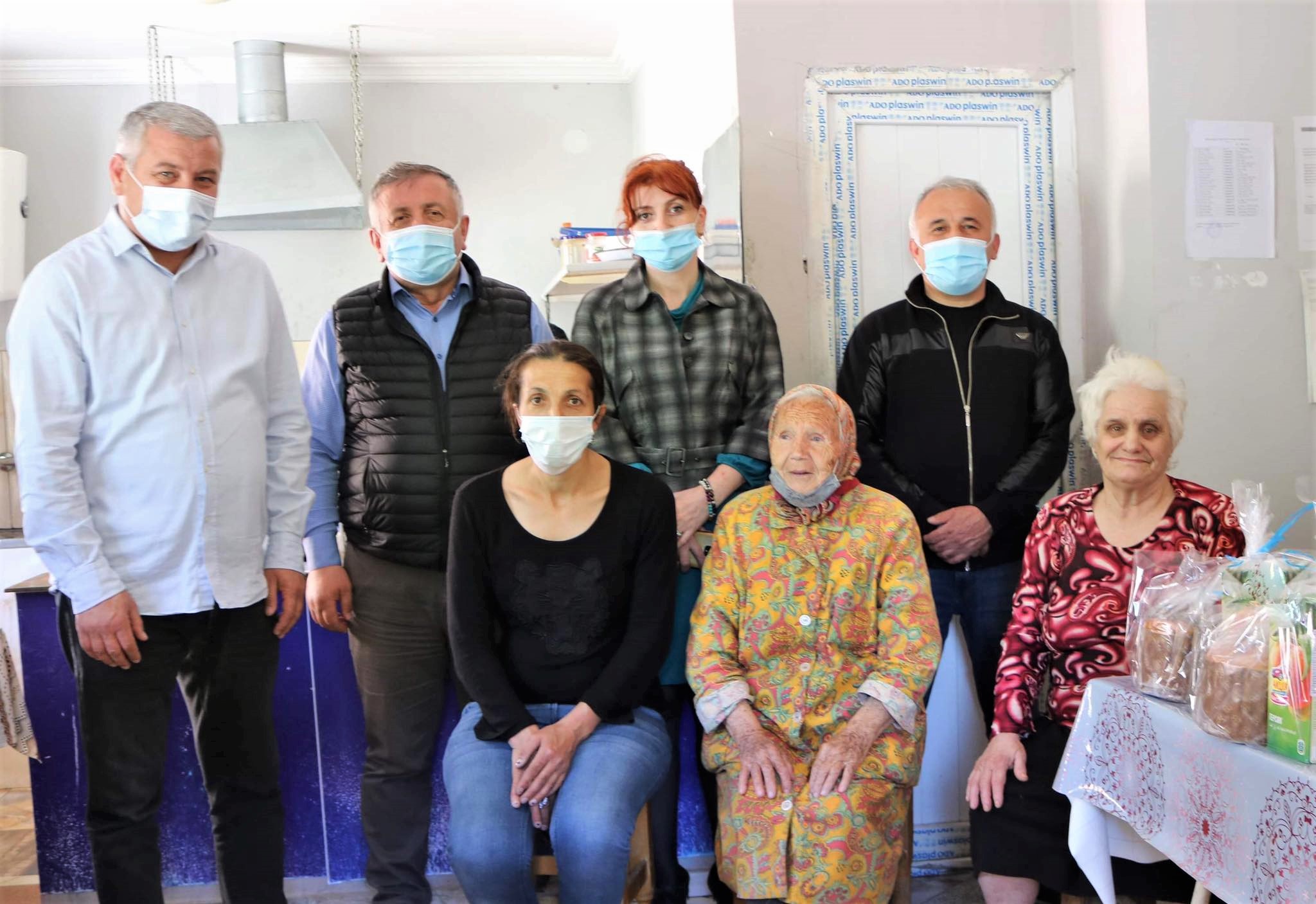 ფრიდონ ფუტკარაძემ აღდგომის დღესასწაული ქედაში მცხოვრებ სოციალურად დაუცველებს მიულოცა