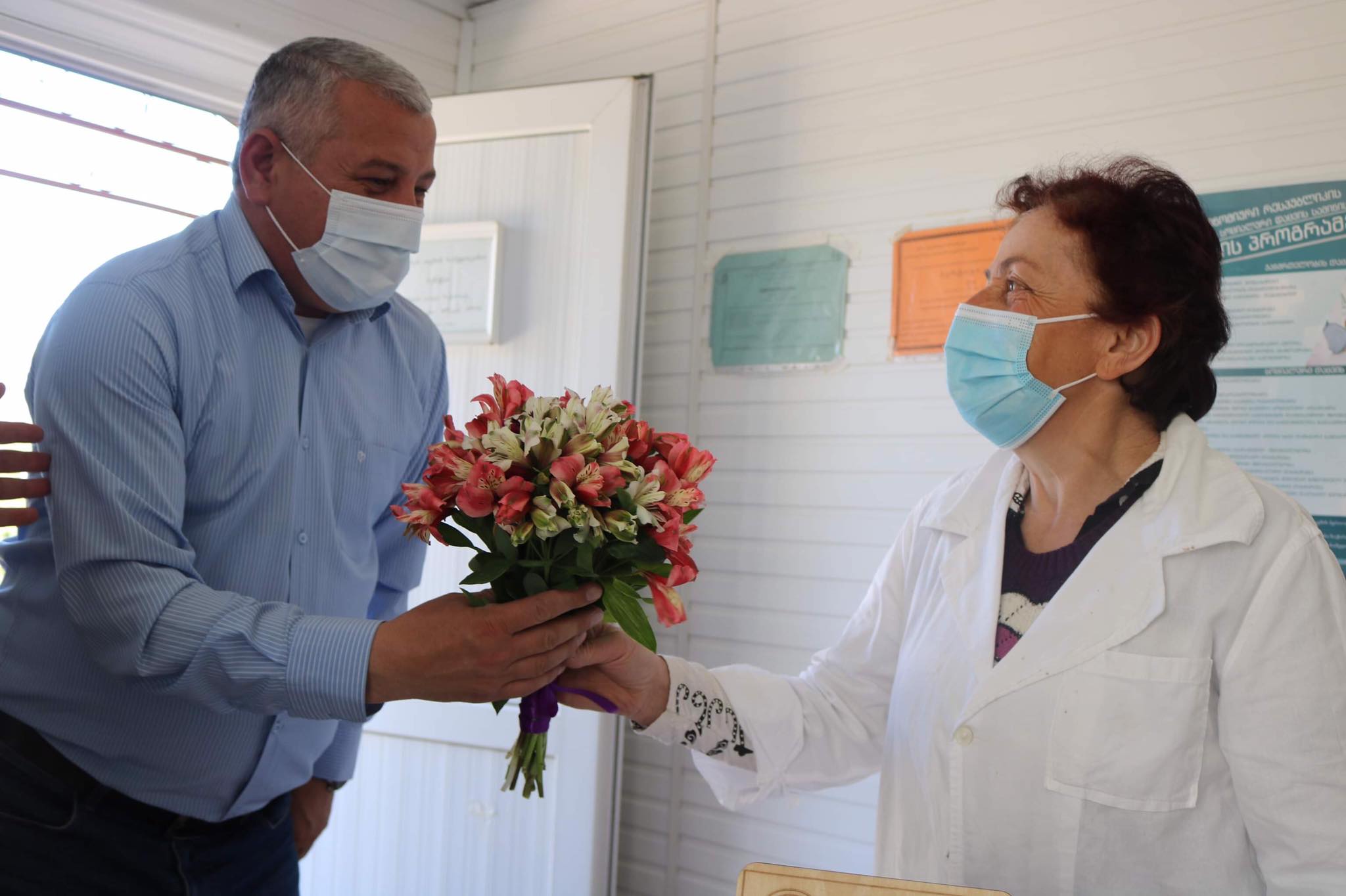 ფრიდონ ფუტკარაძემ ღვაწლმოსილ ექთანს პროფესიული დღე მიულოცა