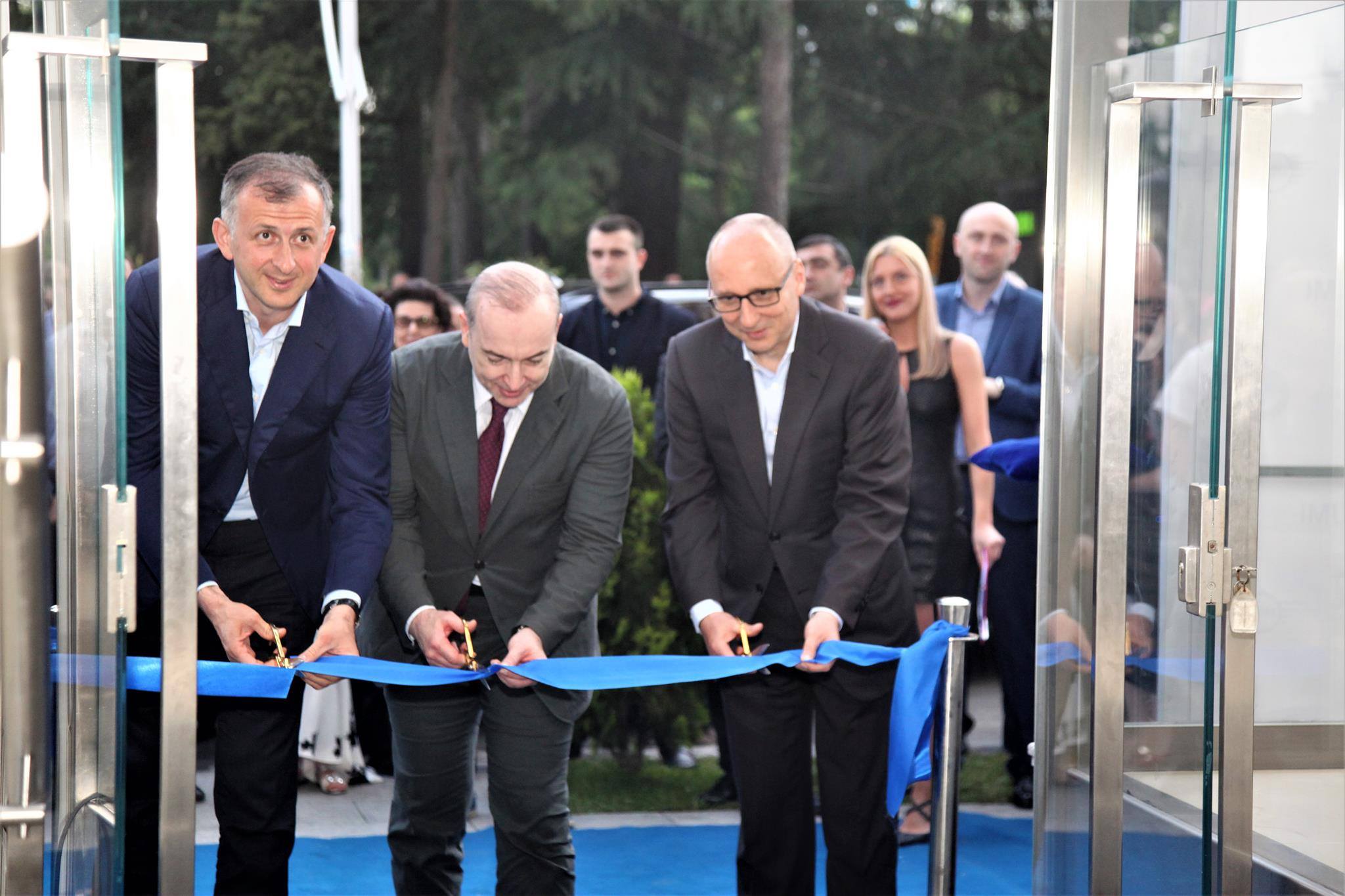 ბათუმში „ომეგა მოტორსის“ შოურუმის გახსნას უმაღლესი საბჭოს დეპუტატები დაესწრნენ