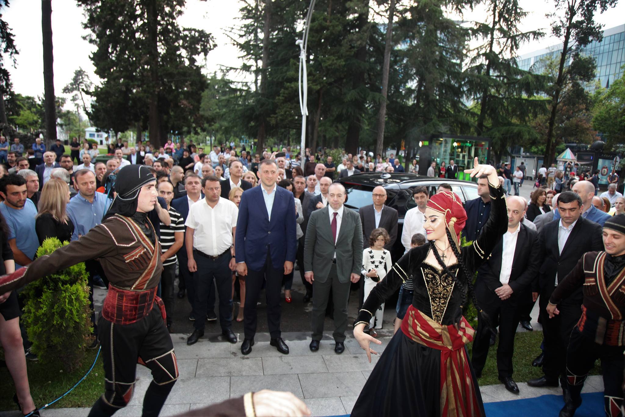 ბათუმში „ომეგა მოტორსის“ შოურუმის გახსნას უმაღლესი საბჭოს დეპუტატები დაესწრნენ