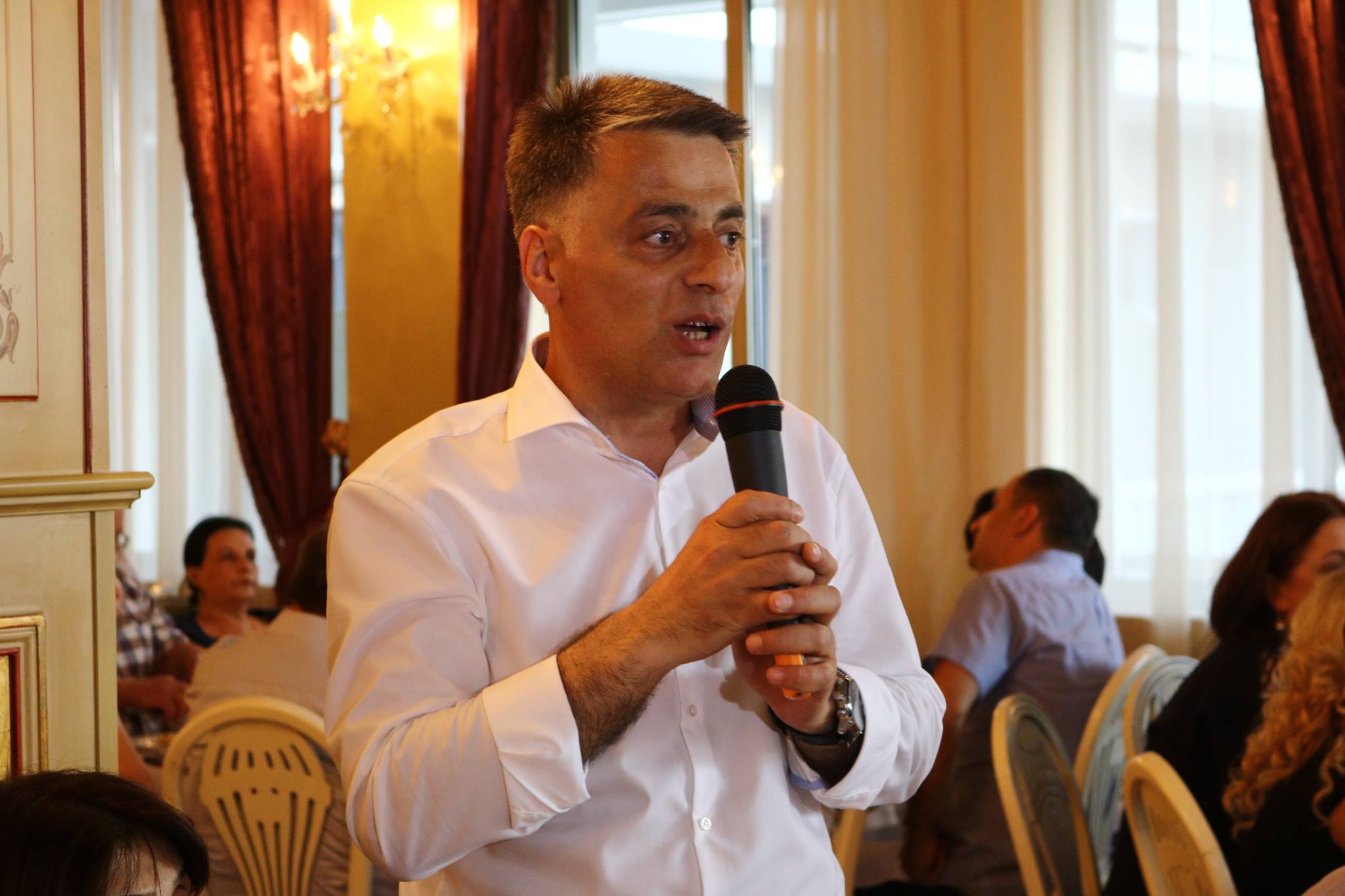 დავით გაბაიძემ ჯუმბერ უნგიაძეს მადლობის სიგელი გადასცა