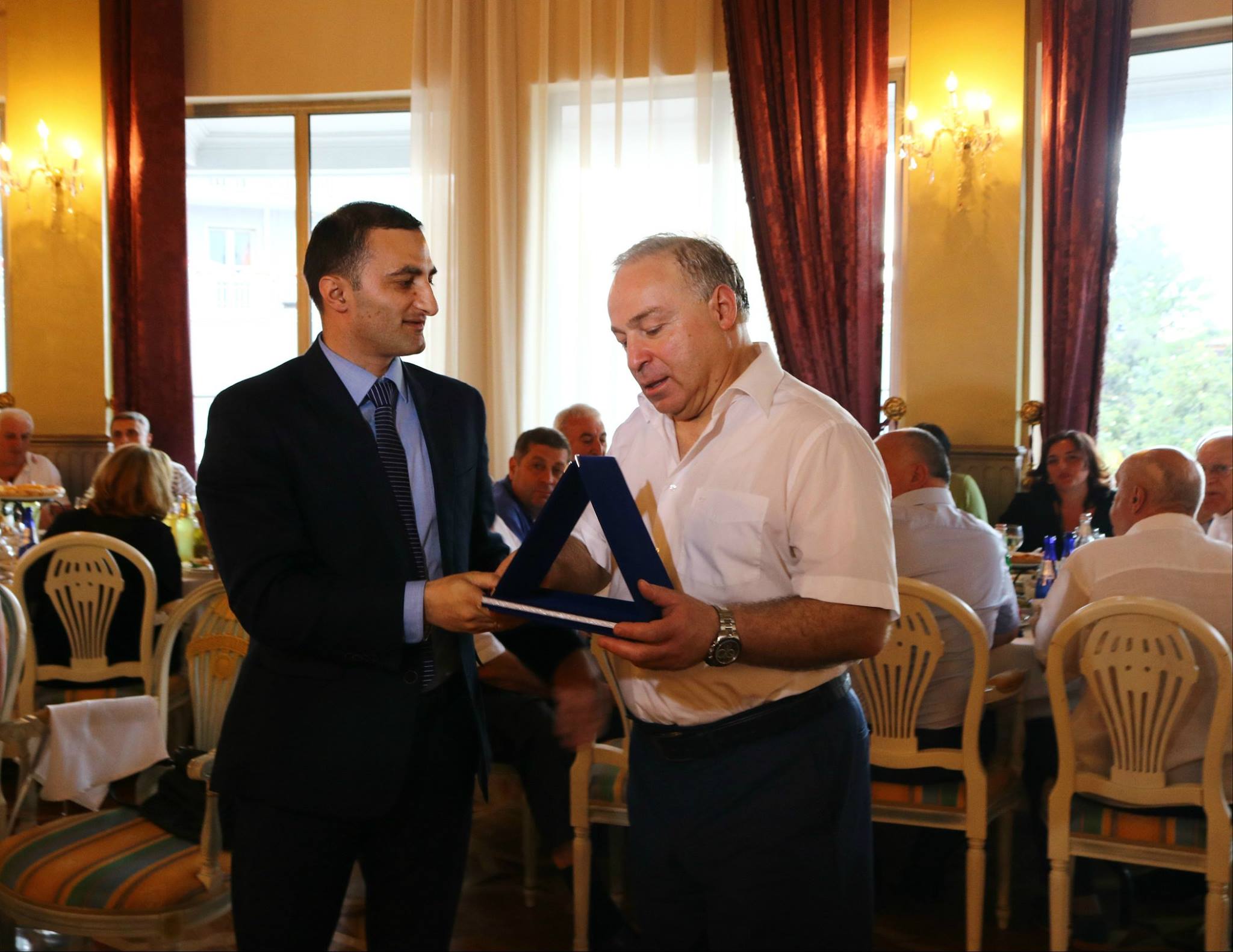 დავით გაბაიძემ ჯუმბერ უნგიაძეს მადლობის სიგელი გადასცა