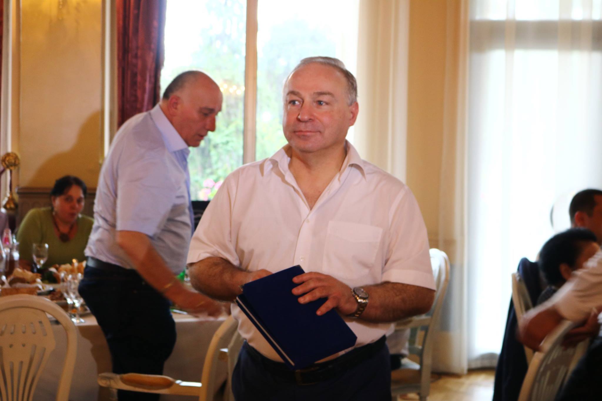 დავით გაბაიძემ ჯუმბერ უნგიაძეს მადლობის სიგელი გადასცა