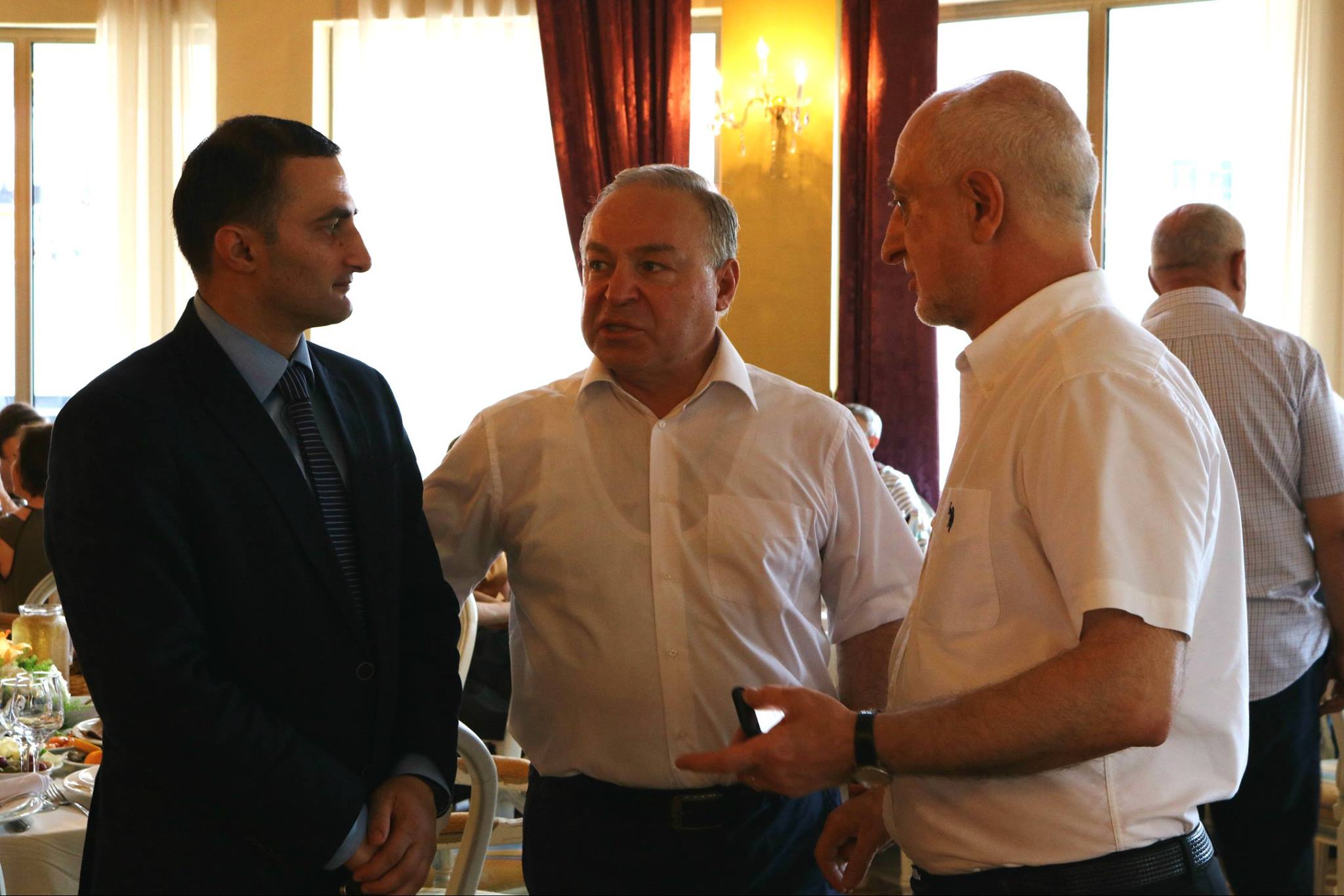 დავით გაბაიძემ ჯუმბერ უნგიაძეს მადლობის სიგელი გადასცა