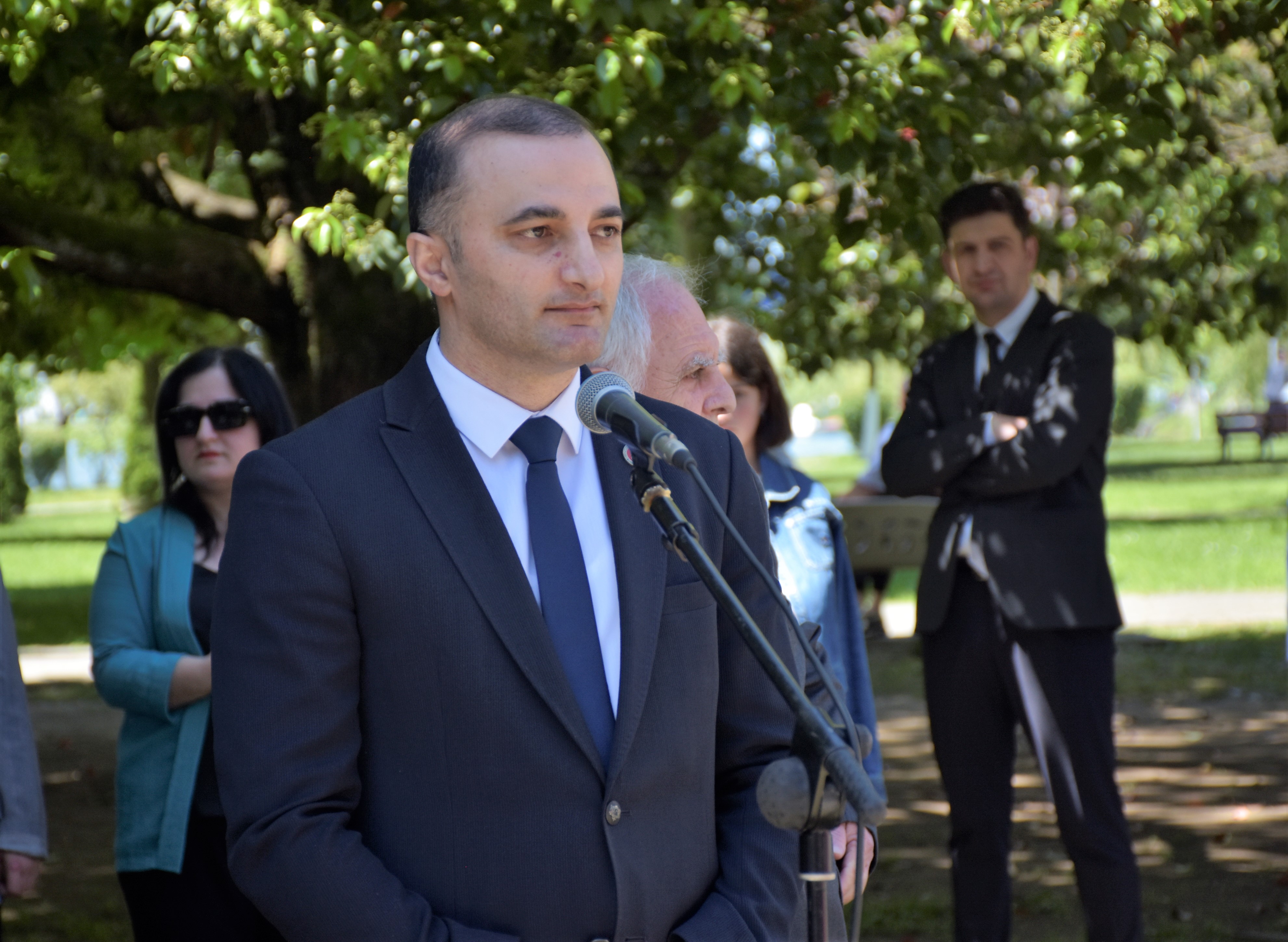  აჭარის მწერალთა სახლთან  ფრიდონ ხალვაშის ბიუსტი დადგეს