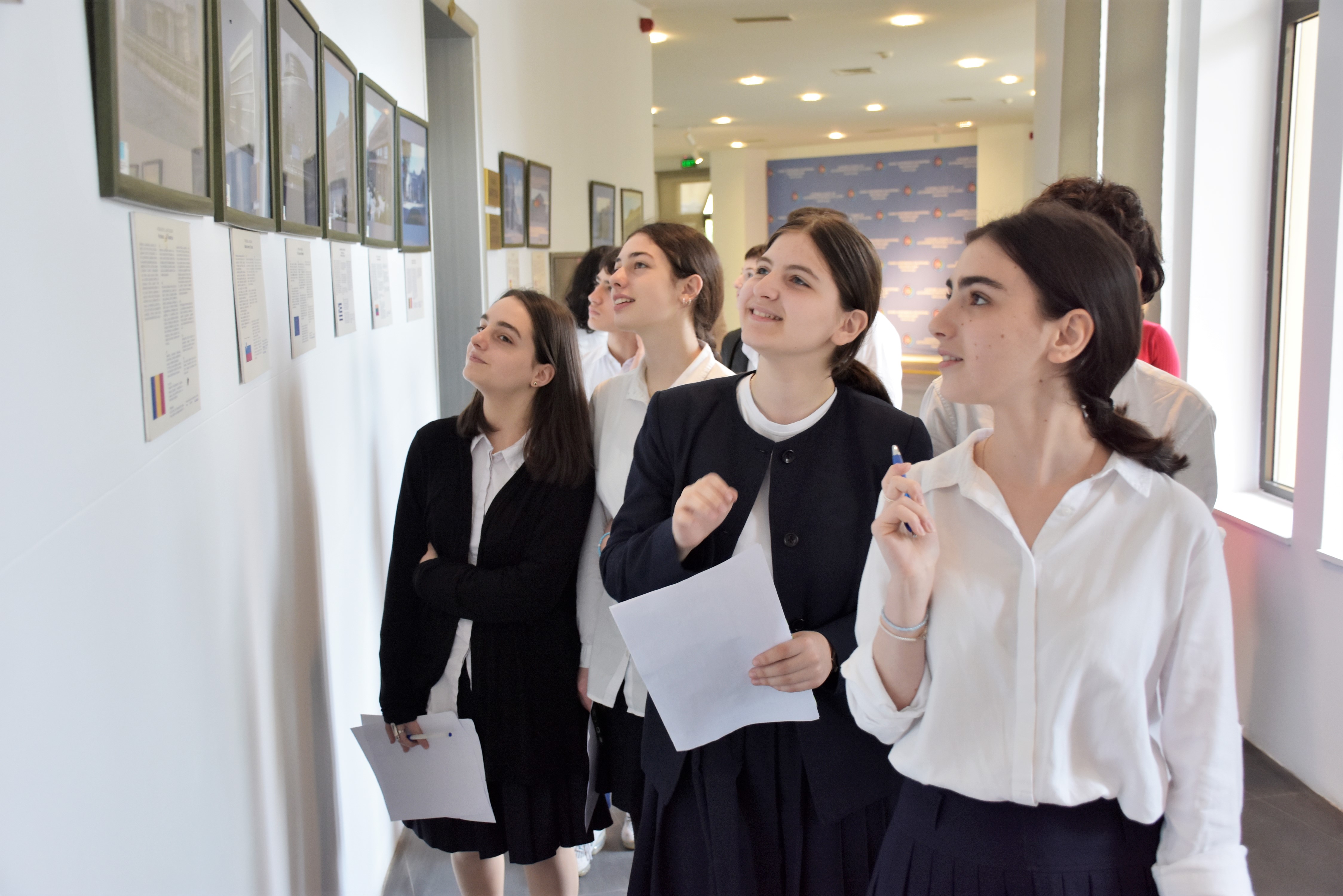 წმინდა ანდრია პირველწოდებულის სახელობის გიმნაზიის მეათეკლასელთა ექსკურსია აჭარის უმაღლეს საბჭოში