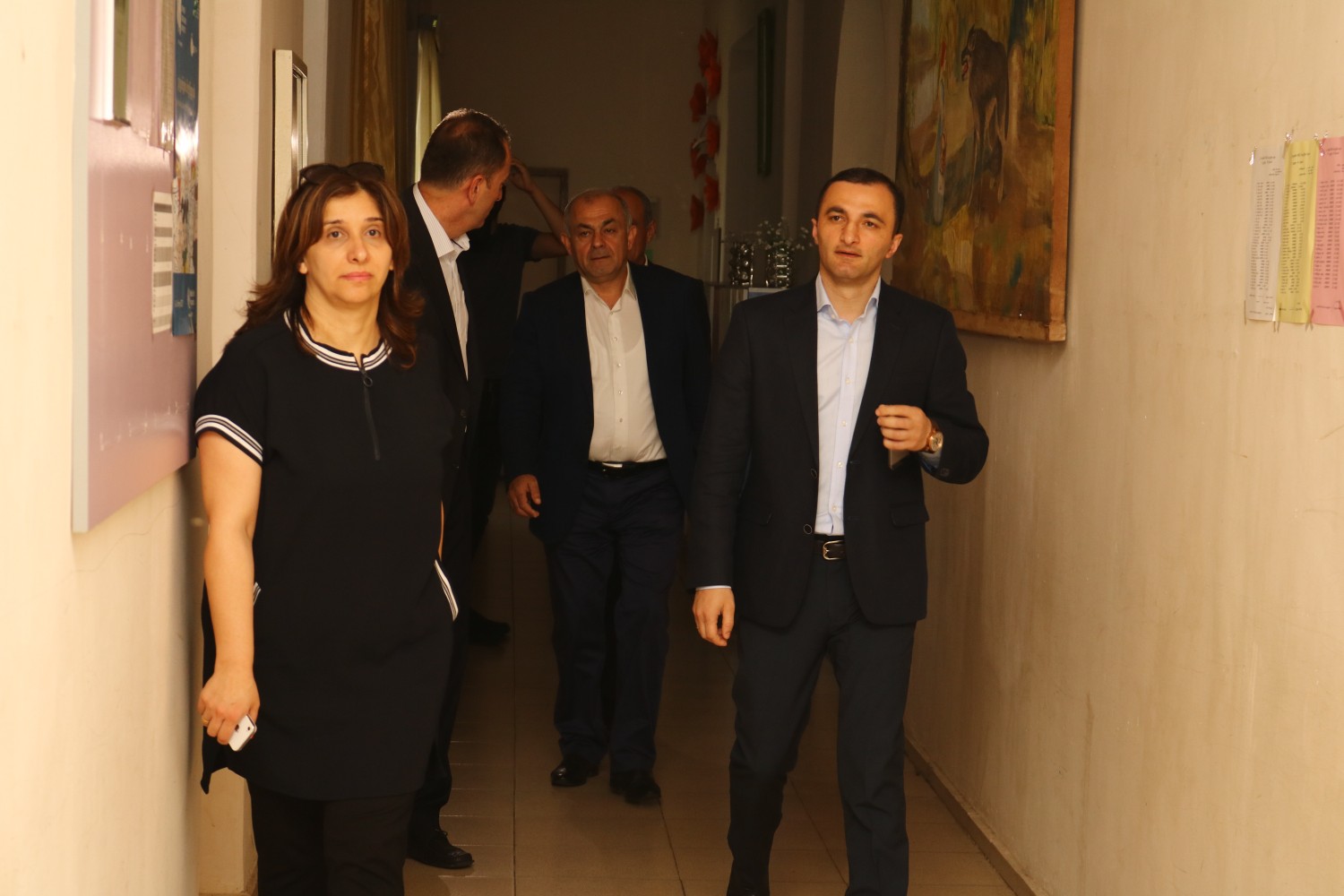 კანონმდებლებმა დღის ცენტრი მოინახულეს