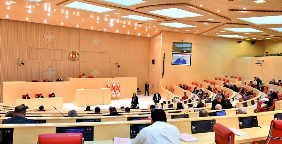 პარლამენტში უმაღლესი საბჭოს ინიციატივა მეორე მოსმენით განიხილეს