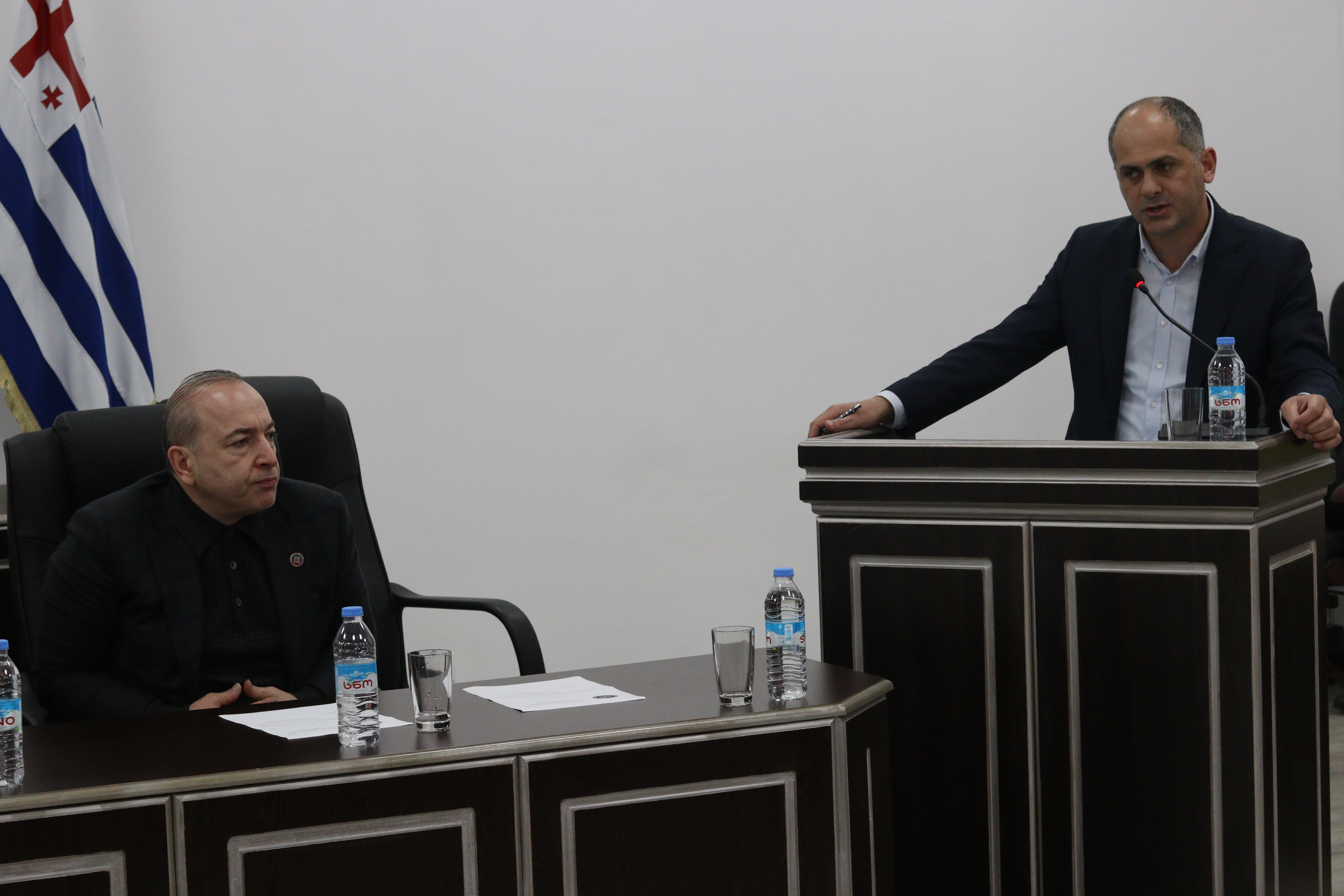 კანონმდებლებმა ორი მინისტრის ანგარიში მოისმინეს