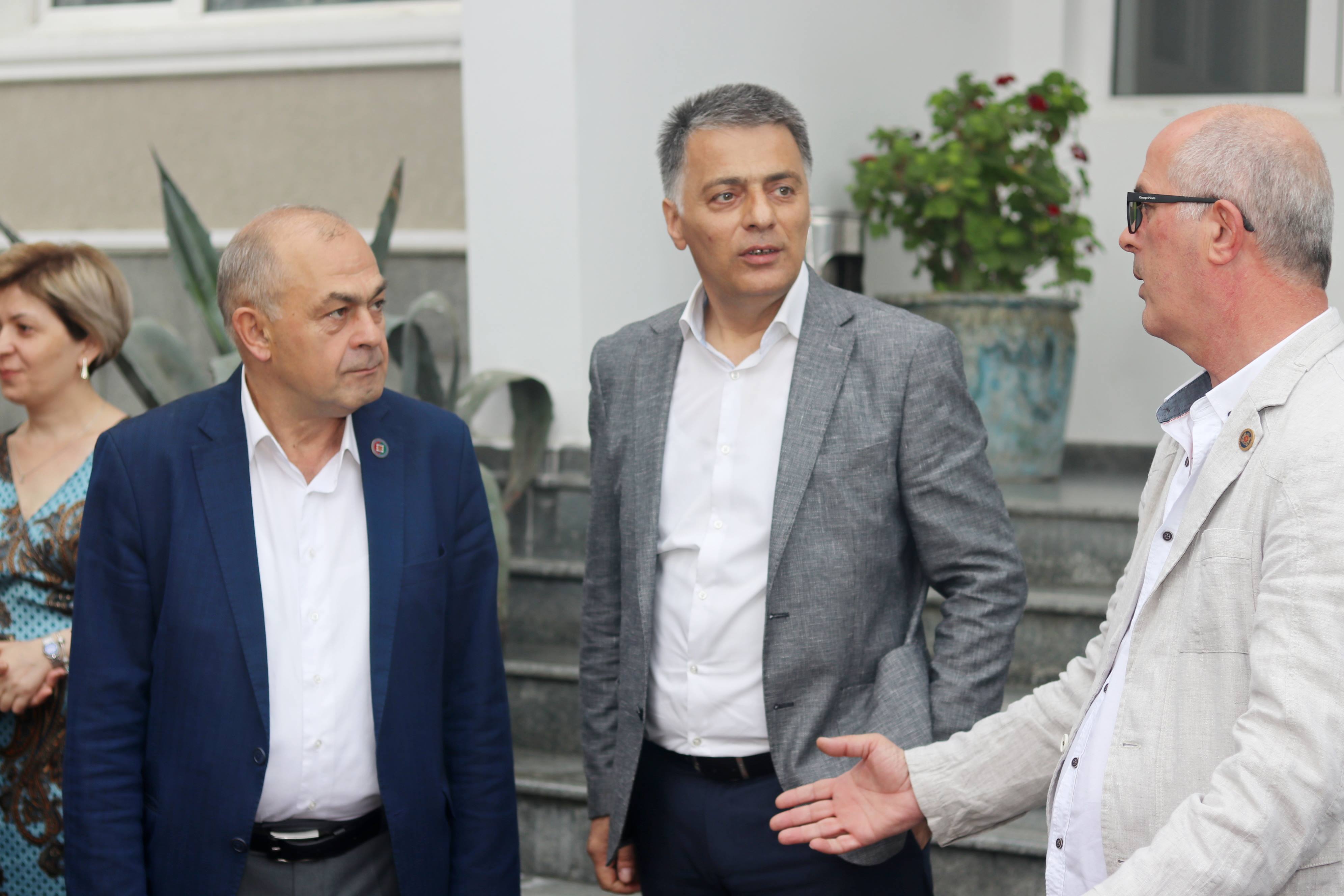 პირველადი ჯანდაცვის ცენტრებს ახალი ავტომანქანები გადაეცათ