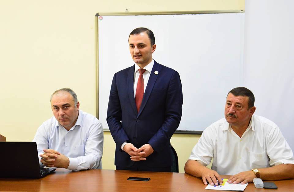 დავით გაბაიძე საზაფხულო სკოლის გახსნის ღონისძიებას დაესწრო