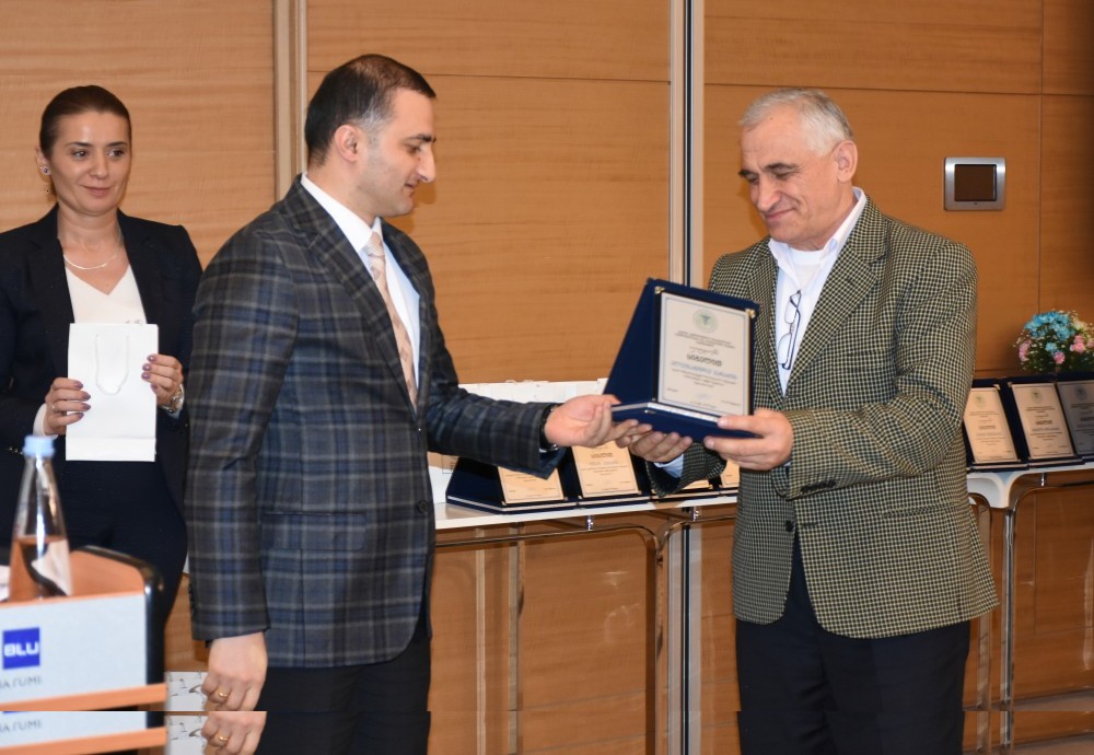 დავით გაბაიძემ მედიკოსებს პროფესიული დღე მიულოცა