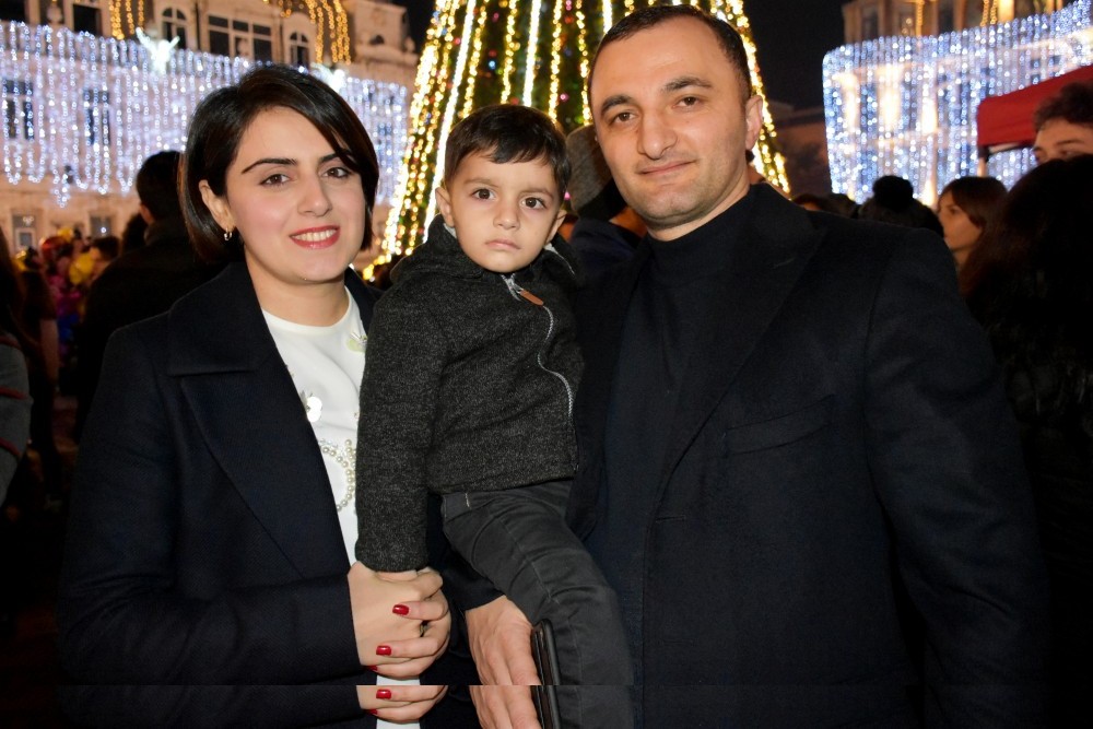 ბათუმის მთავარი ნაძვის ხე საზეიმოდ აინთო