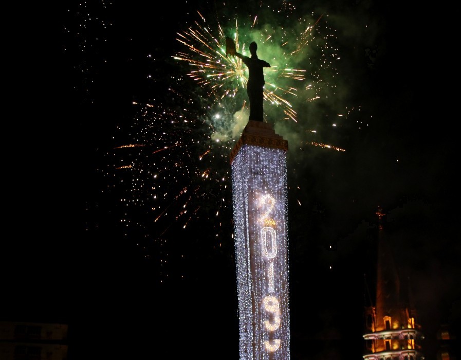 ბათუმის მთავარი ნაძვის ხე საზეიმოდ აინთო