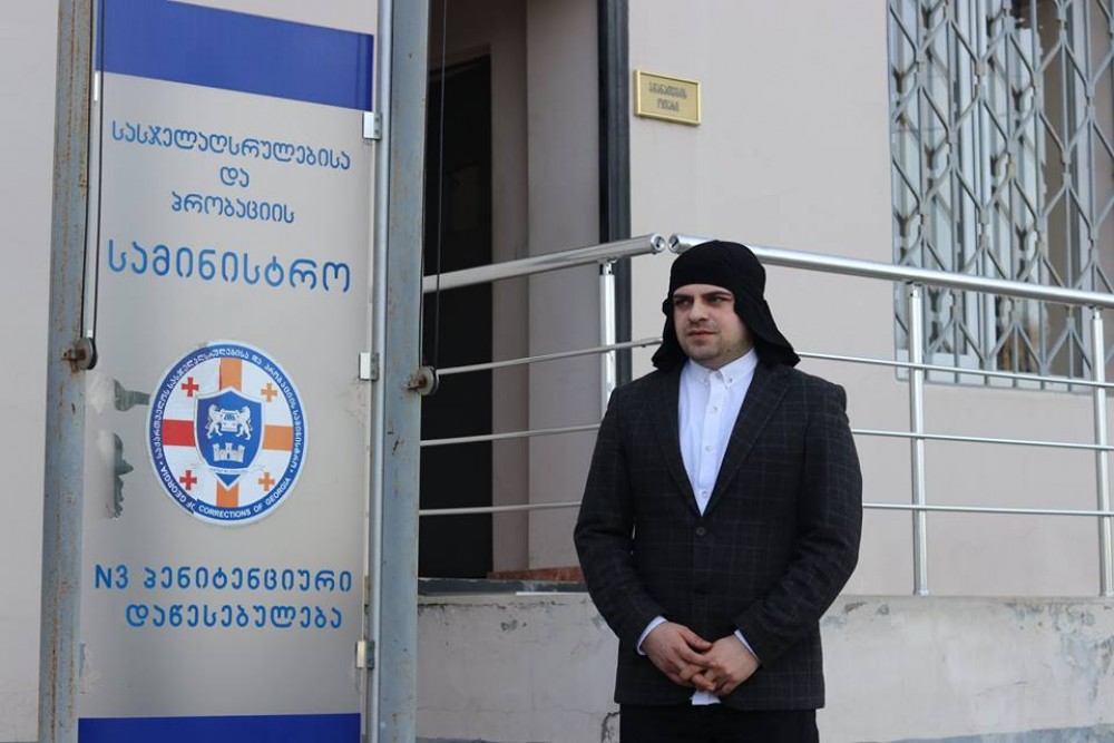 ცოტნე ანანიძე პატიმრებს ხვდება