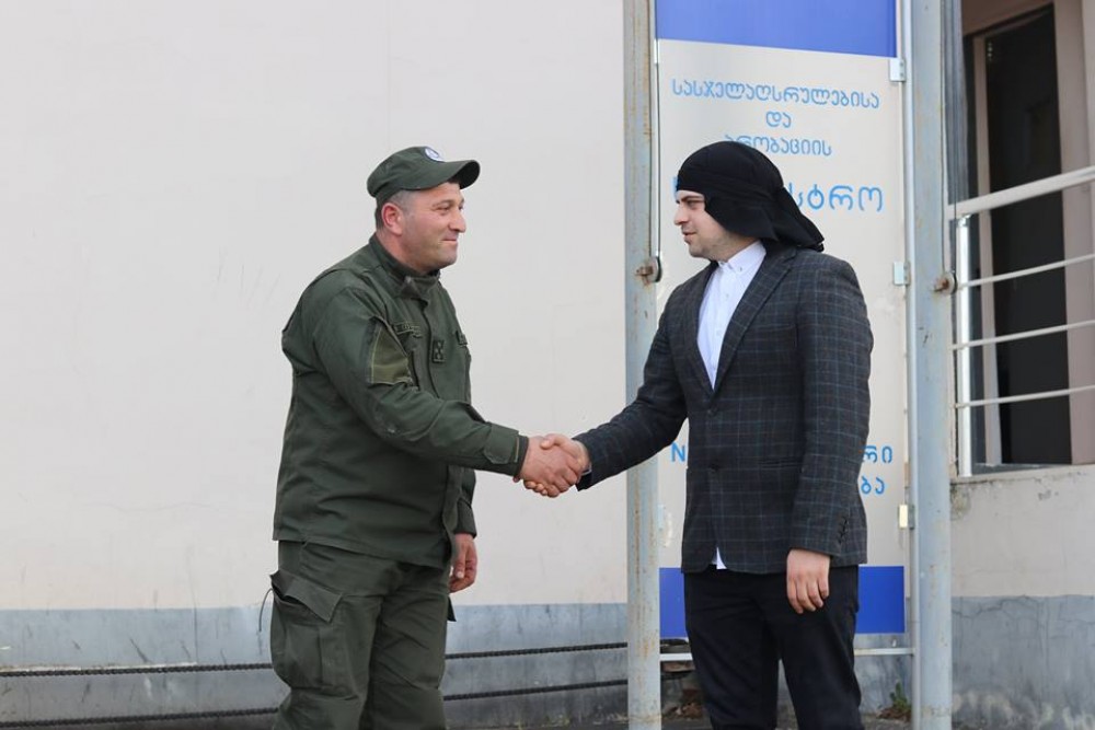 ცოტნე ანანიძე პატიმრებს ხვდება