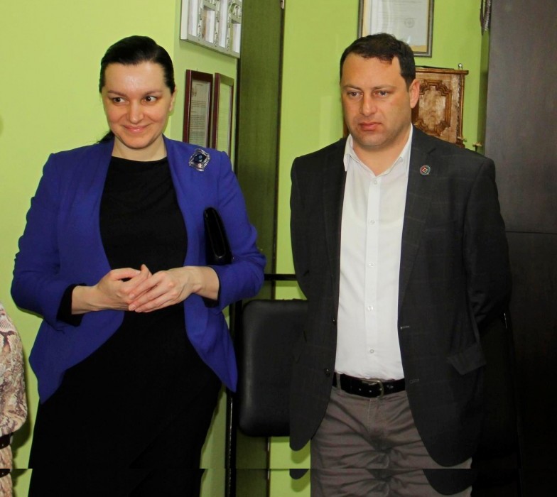 ლადო მგალობლიშვილი, მარიამ ჯაშთან ერთად, ელიტარულ სკოლას ესტუმრა