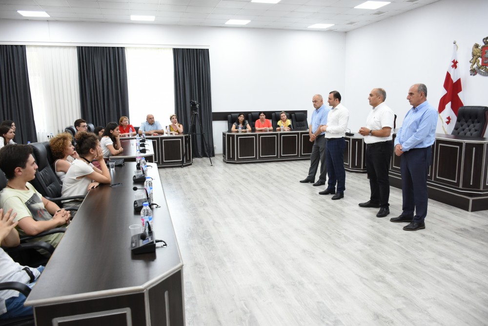 „ჩვენ ვსწავლობთ კონსტიტუციას“