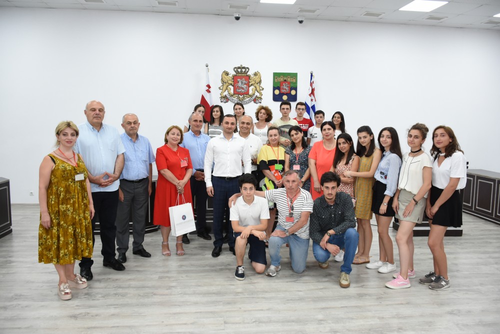 „ჩვენ ვსწავლობთ კონსტიტუციას“