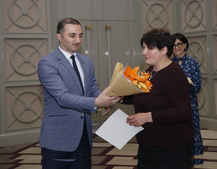 ჯილდოები საუკეთესო პედაგოგებს