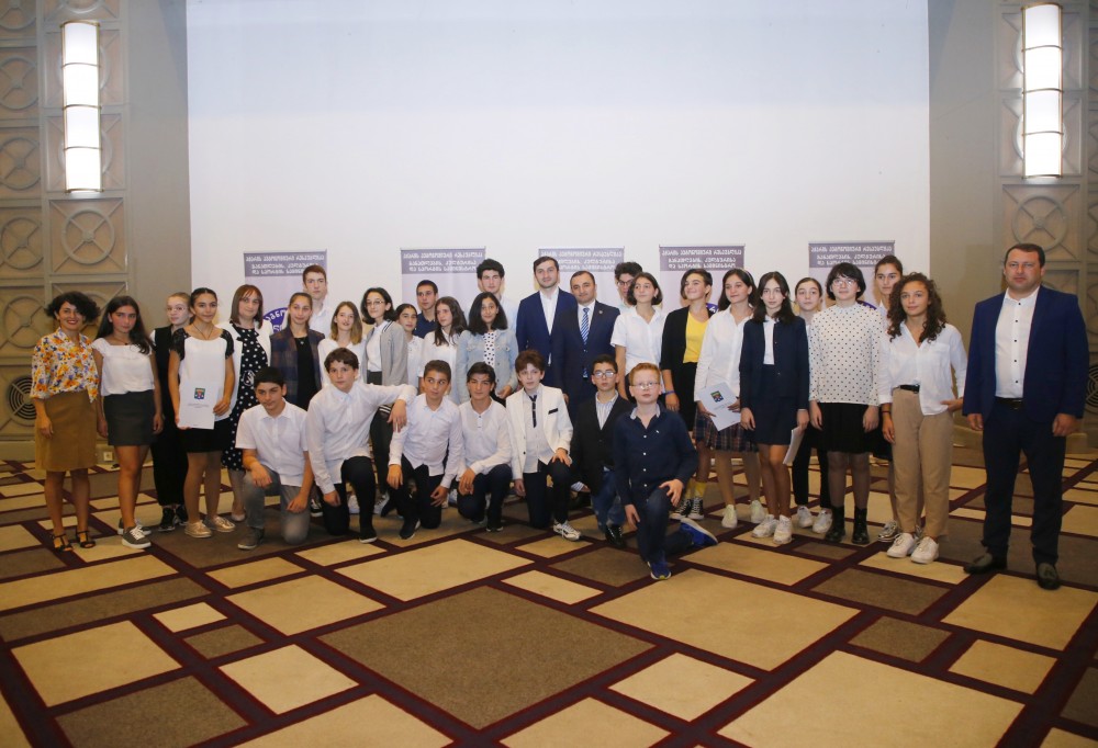 ჯილდოები საუკეთესო მოსწავლეებსა და პედაგოგებს