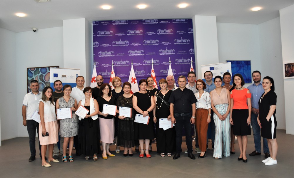 აჭარის უმაღლესი საბჭოს თანამშრომლებს სერტიფიკატები გადაეცათ