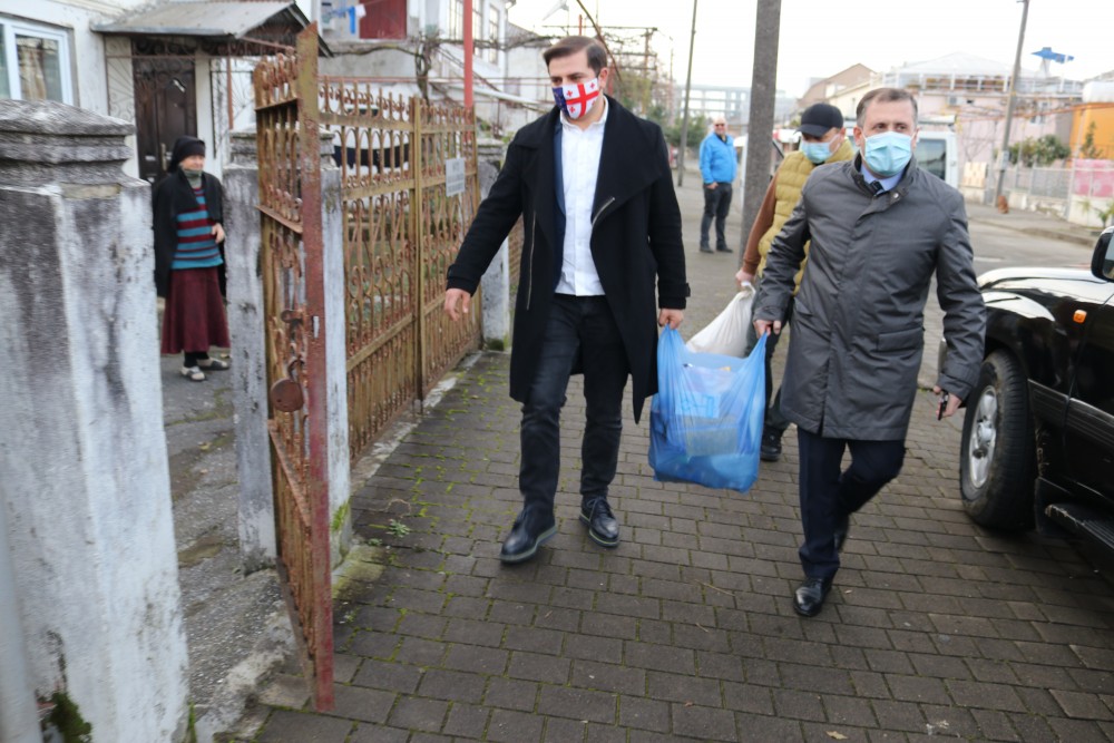 ქობულეთისა და მახინჯაურის მაჟორიტარი დეპუტატი აჭარის უმაღლესი საბჭოში- ცოტნე ანანიძე და ქობულეთის მუნიციპალიტეტის მერი მირიან ქათამაძე, მოსახლეობის სასურსათო კალათებით უზრუნველყოფის მიზნით, სხვადასხვა ადმინისტრაციულ ერთეულში მცხოვრებ ოჯახებს ეწვივნენ