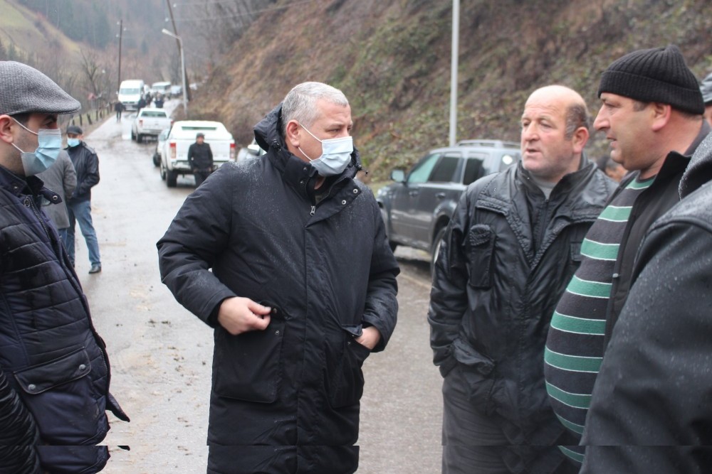 უმაღლესი საბჭოს დეპუტატმა ხულოში დამეწყრილი ადგილები მოინახულა