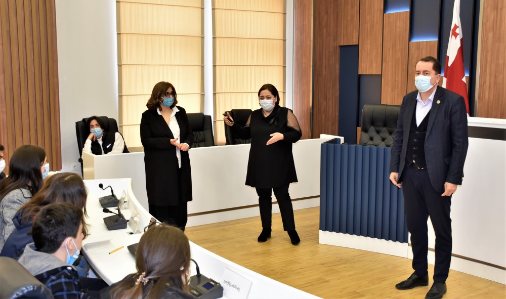 ილია ვერძაძე საკლასო და საკლუბო პროექტის მონაწილეებს შეხვდა 